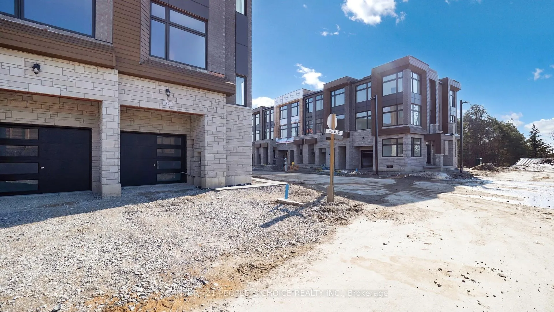 Photo 2 of 37 Drainie Street, Vaughan, West Woodbridge — HOMEH
