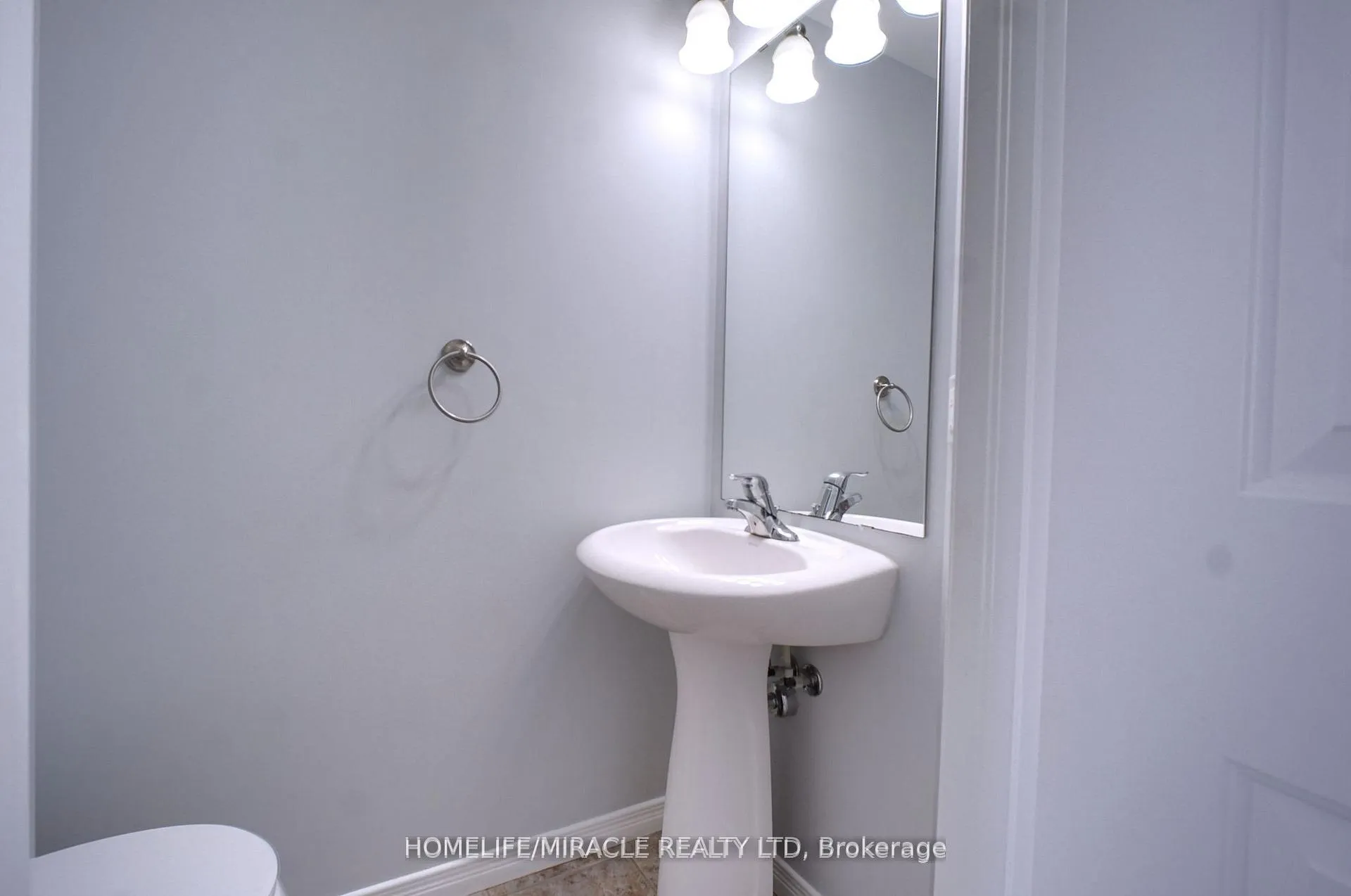 Photo 4 of 919 Zeller Crescent, Kitchener, Grand River South — HOMEH