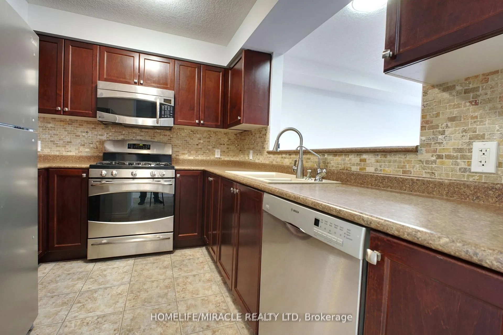 Photo 5 of 919 Zeller Crescent, Kitchener, Grand River South — HOMEH
