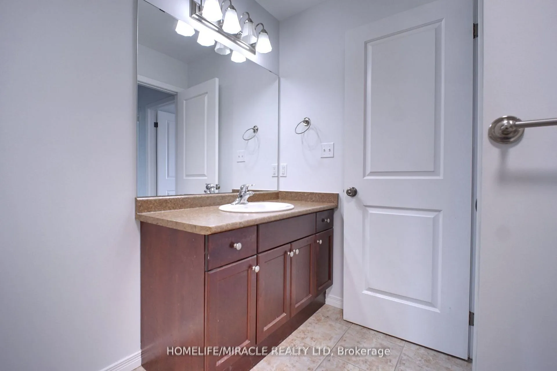 Photo 24 of 919 Zeller Crescent, Kitchener, Grand River South — HOMEH