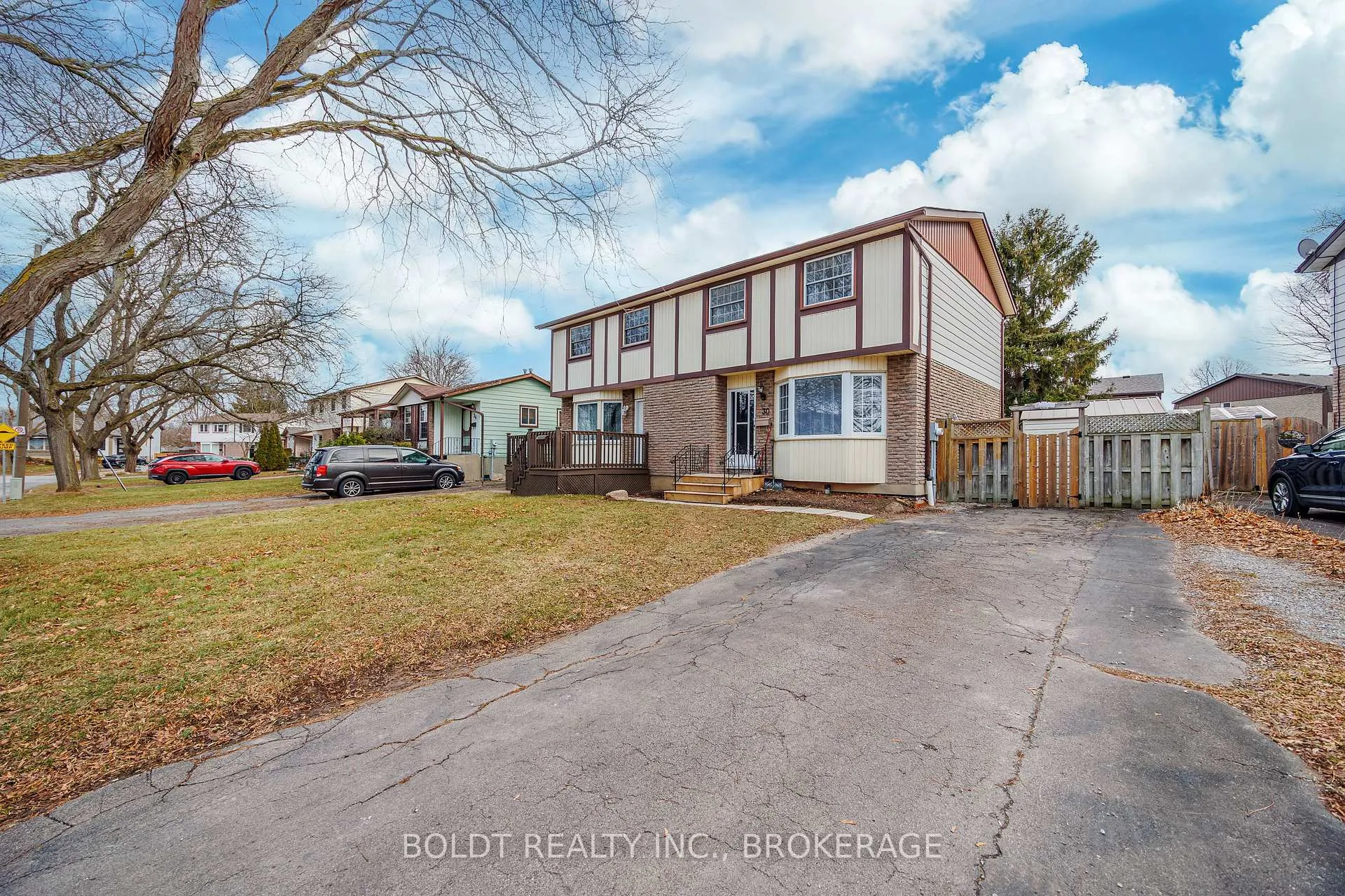 Photo 2 of 30 Lafayette Drive, St. Catharines, Lakeport — HOMEH