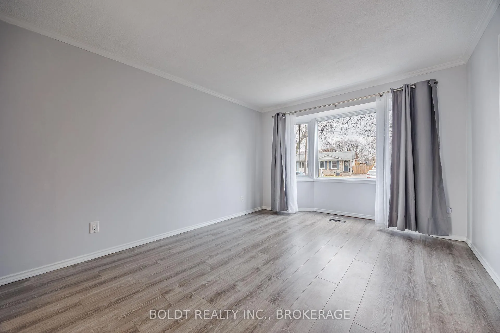 Photo 4 of 30 Lafayette Drive, St. Catharines, Lakeport — HOMEH