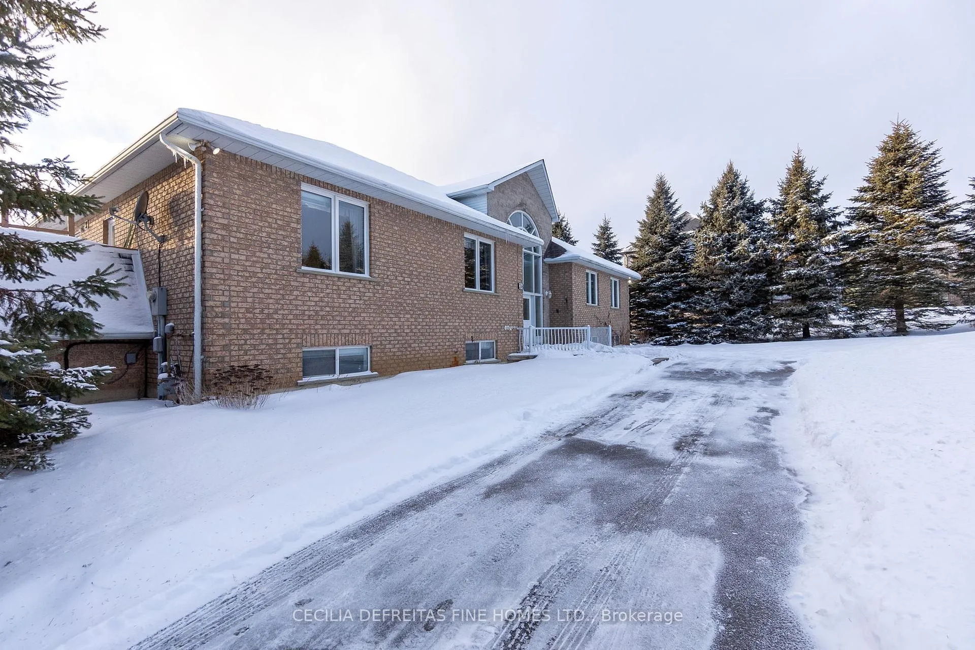 Photo 3 of 38 Orico Court, Vaughan, Kleinburg — HOMEH