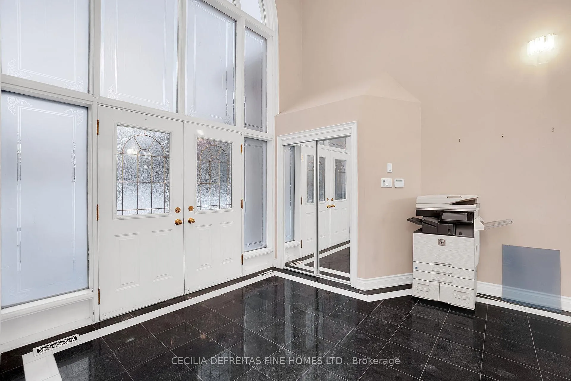 Photo 4 of 38 Orico Court, Vaughan, Kleinburg — HOMEH