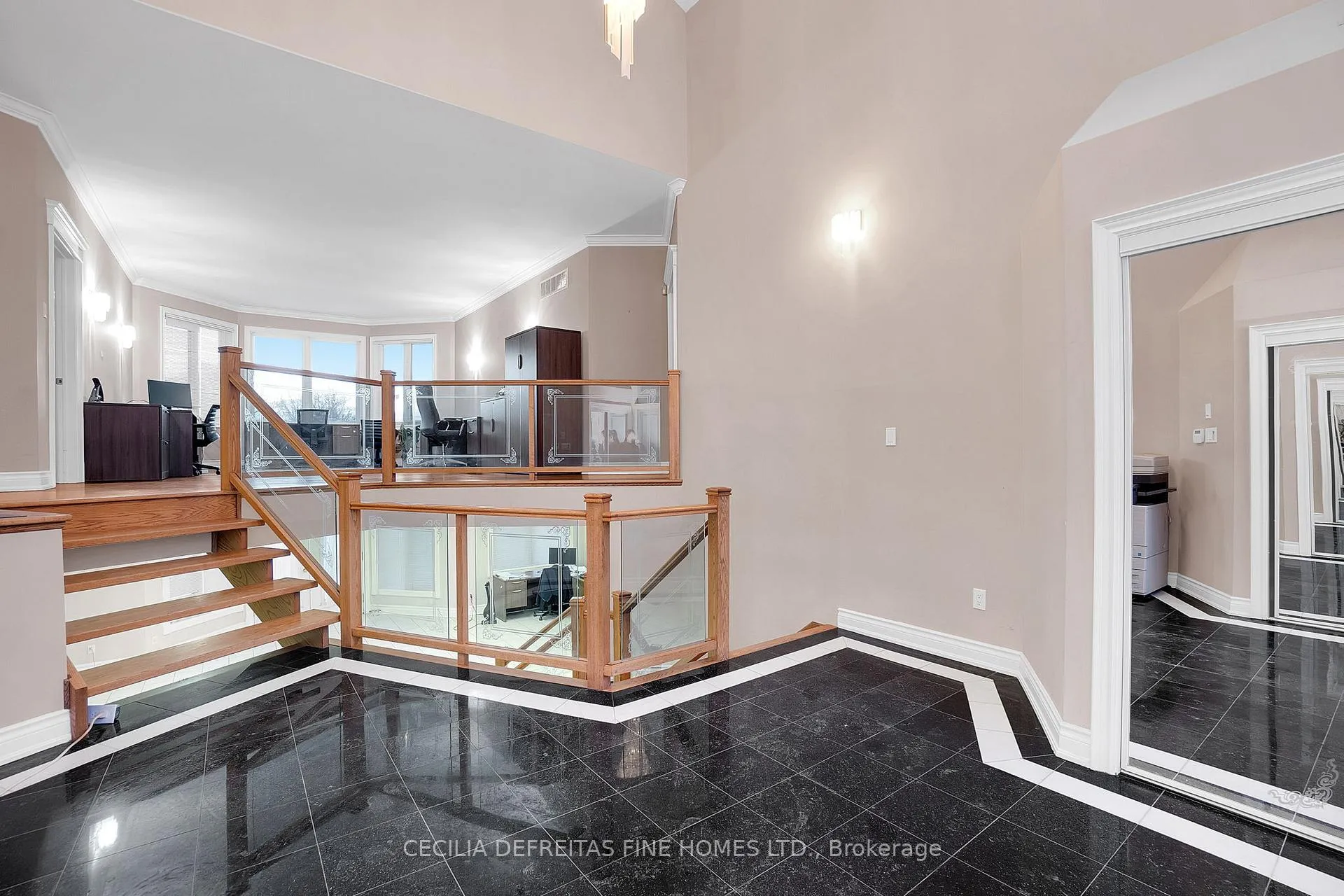 Photo 5 of 38 Orico Court, Vaughan, Kleinburg — HOMEH