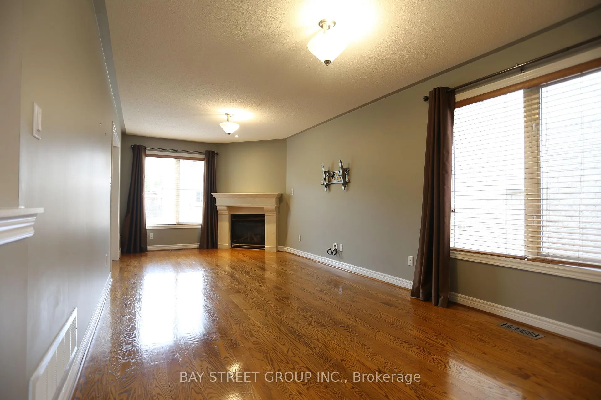 Photo 2 of 343 Vellore Avenue, Vaughan, Vellore Village — HOMEH
