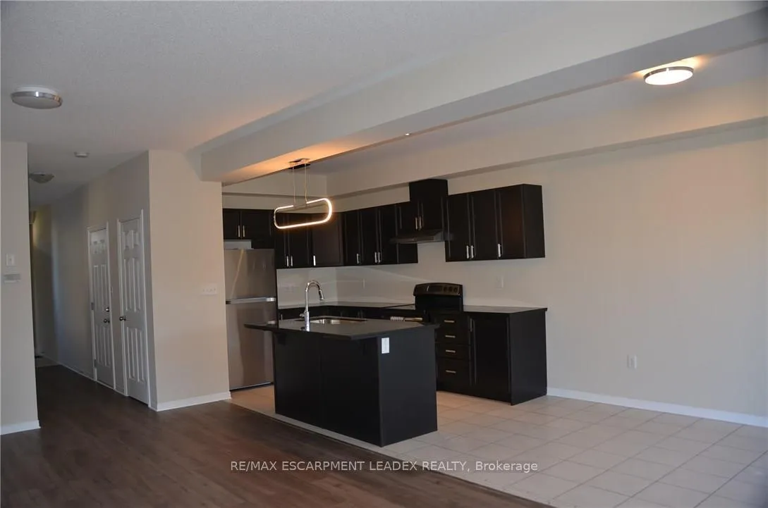 Photo 3 of Unit 6, 370 Stonehenge Drive, Hamilton, Ancaster — HOMEH
