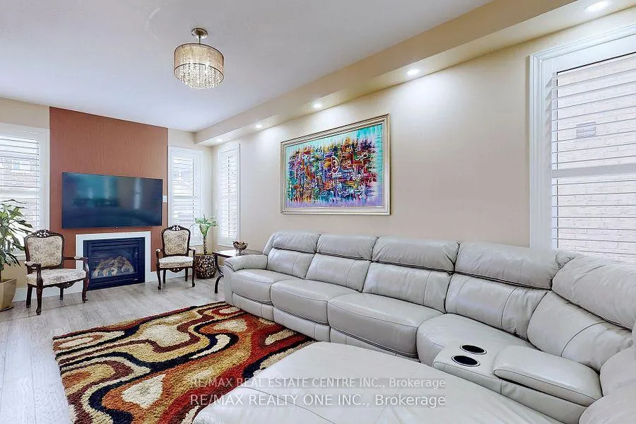 Photo 5 of 59 Dunedin Drive, Vaughan, Kleinburg — HOMEH