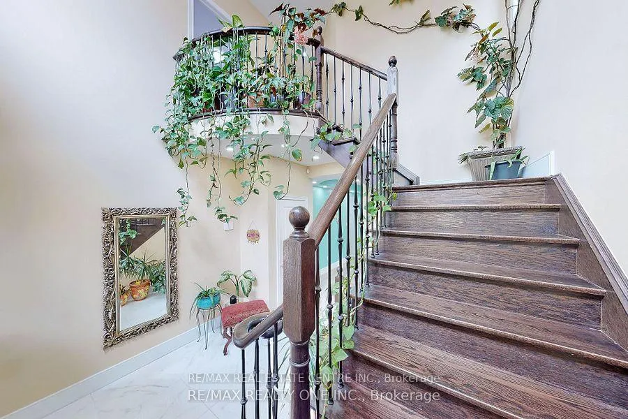 Photo 11 of 59 Dunedin Drive, Vaughan, Kleinburg — HOMEH