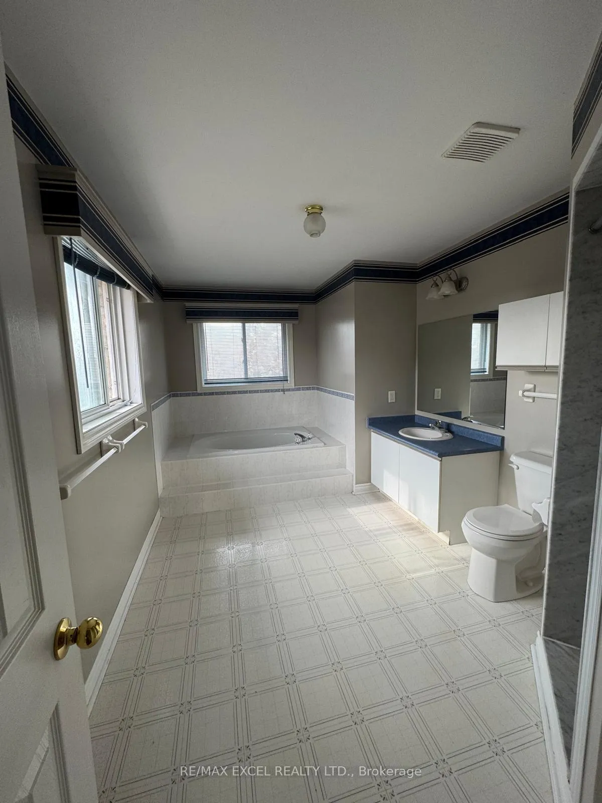 Photo 18 of 56 Stoneybrook Crescent, Barrie, Ardagh — HOMEH
