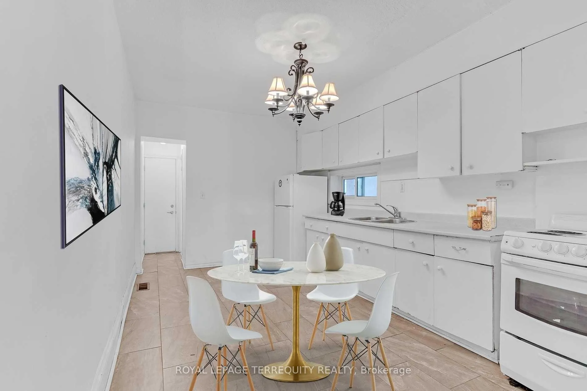 Photo 4 of 559 Crawford Street, Toronto, Palmerston-Little Italy — HOMEH