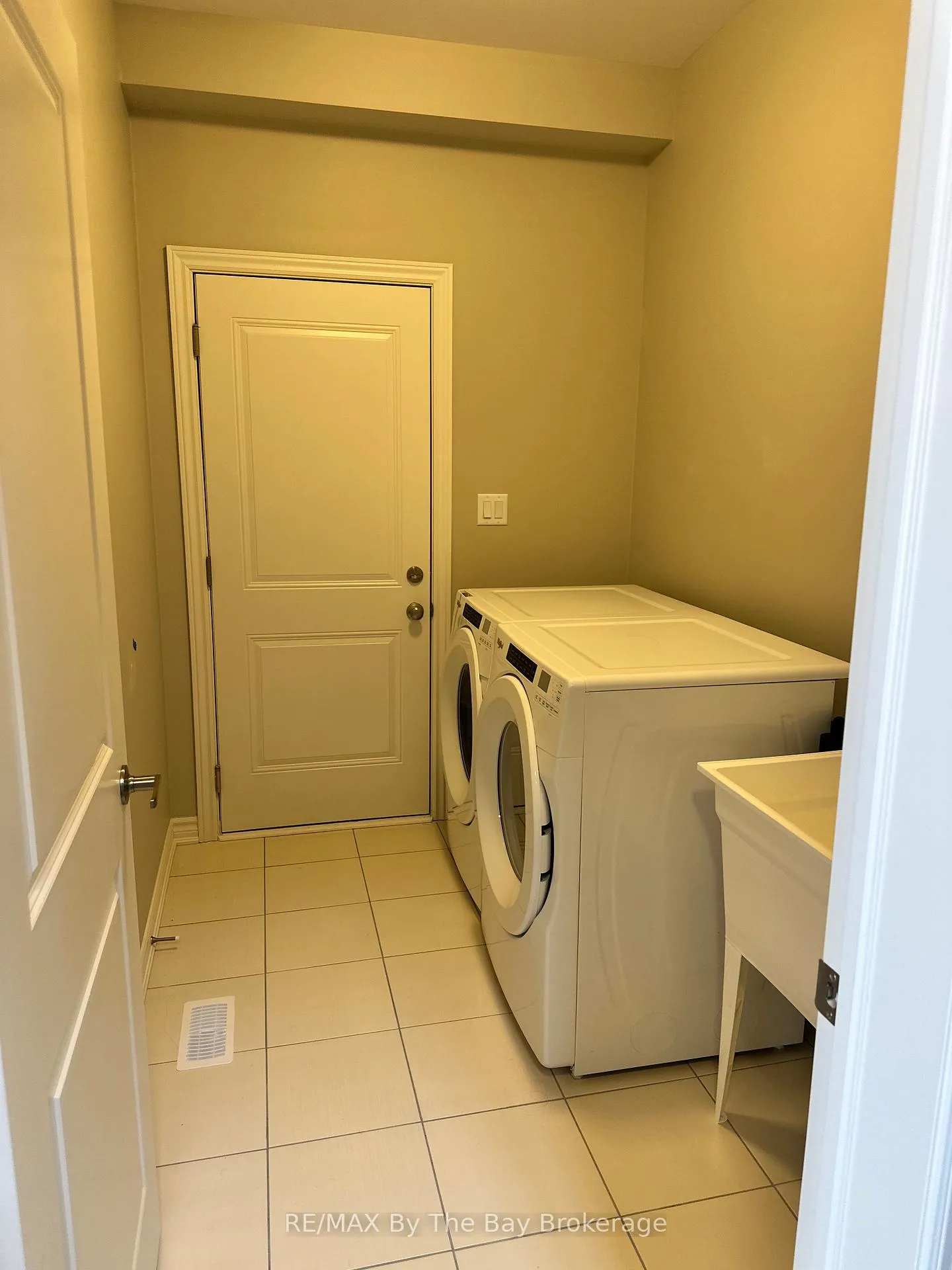 Photo 8 of 286 Springfield Crescent, Clearview, Stayner — HOMEH