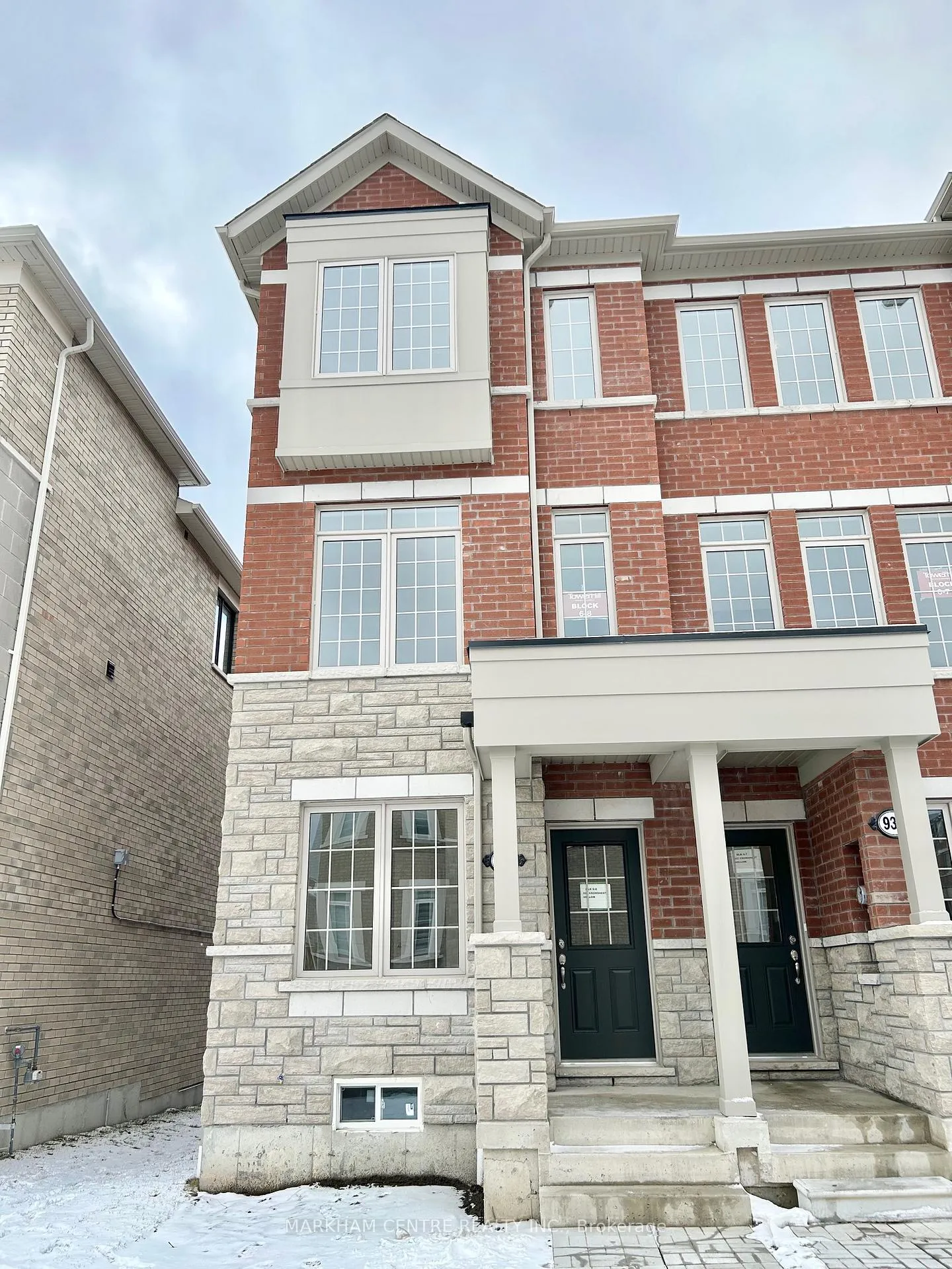 Front of 939 Crowsnest Hollow