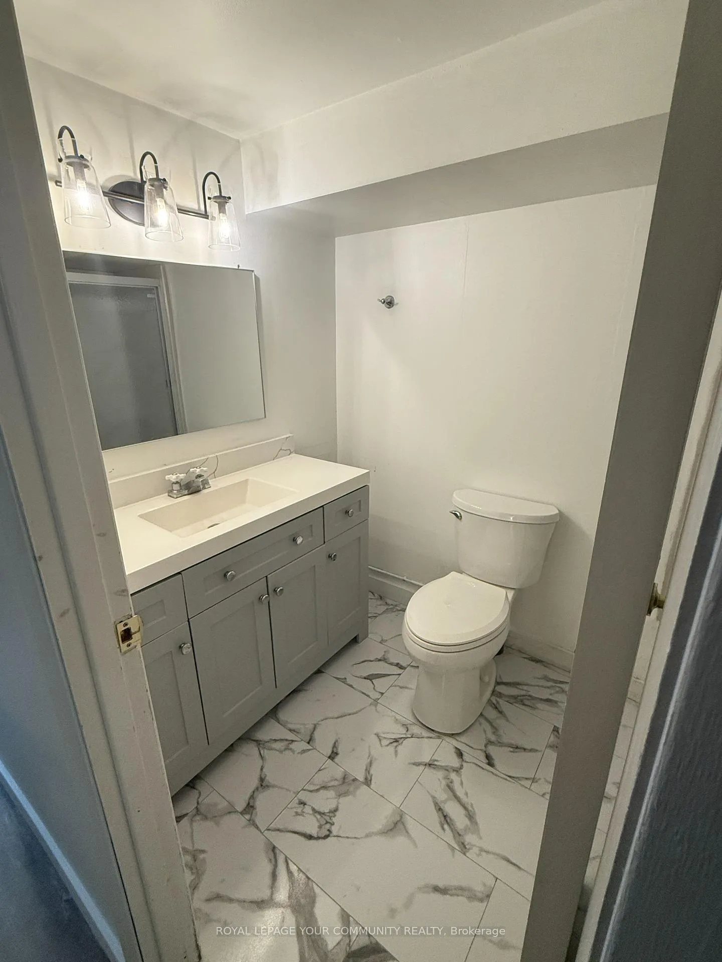 Photo 11 of Unit lower, 12 Bailey Crescent, Aurora, Aurora Highlands — HOMEH