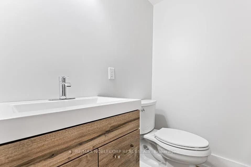 Photo 4 of Unit 3, 108 Enderby Road, Toronto, East End-Danforth — HOMEH