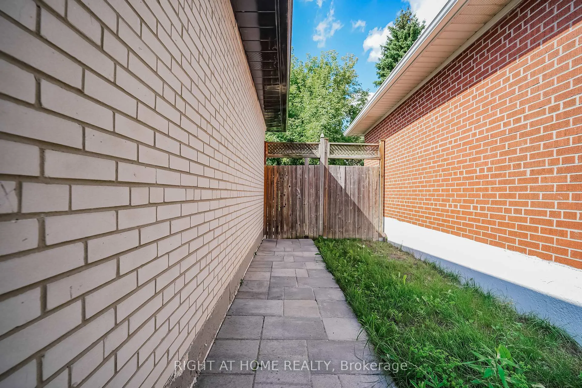 Photo 4 of Unit Unit B, 50 Coral Harbour Crescent, Markham, Thornhill — HOMEH