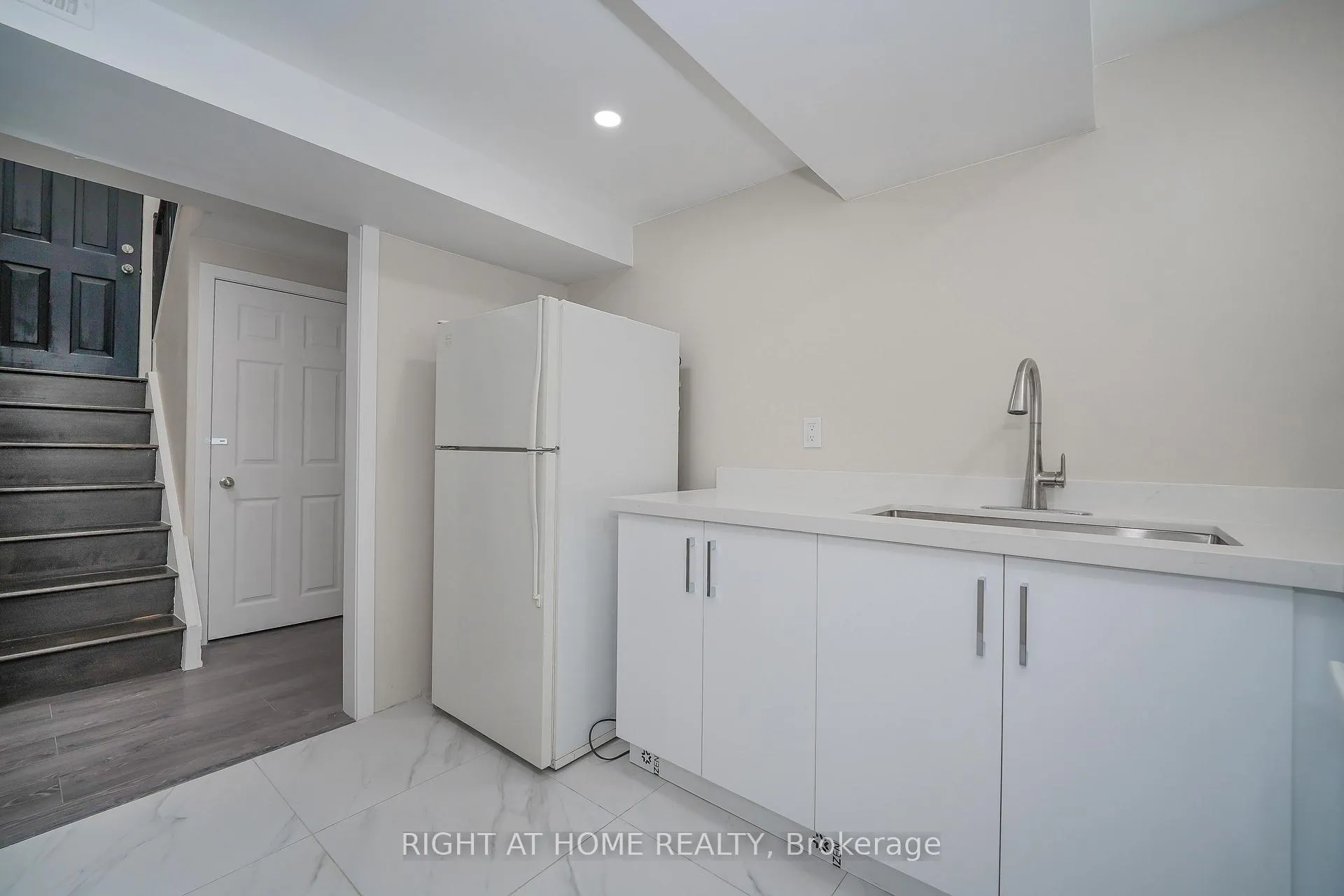 Photo 7 of Unit Unit B, 50 Coral Harbour Crescent, Markham, Thornhill — HOMEH
