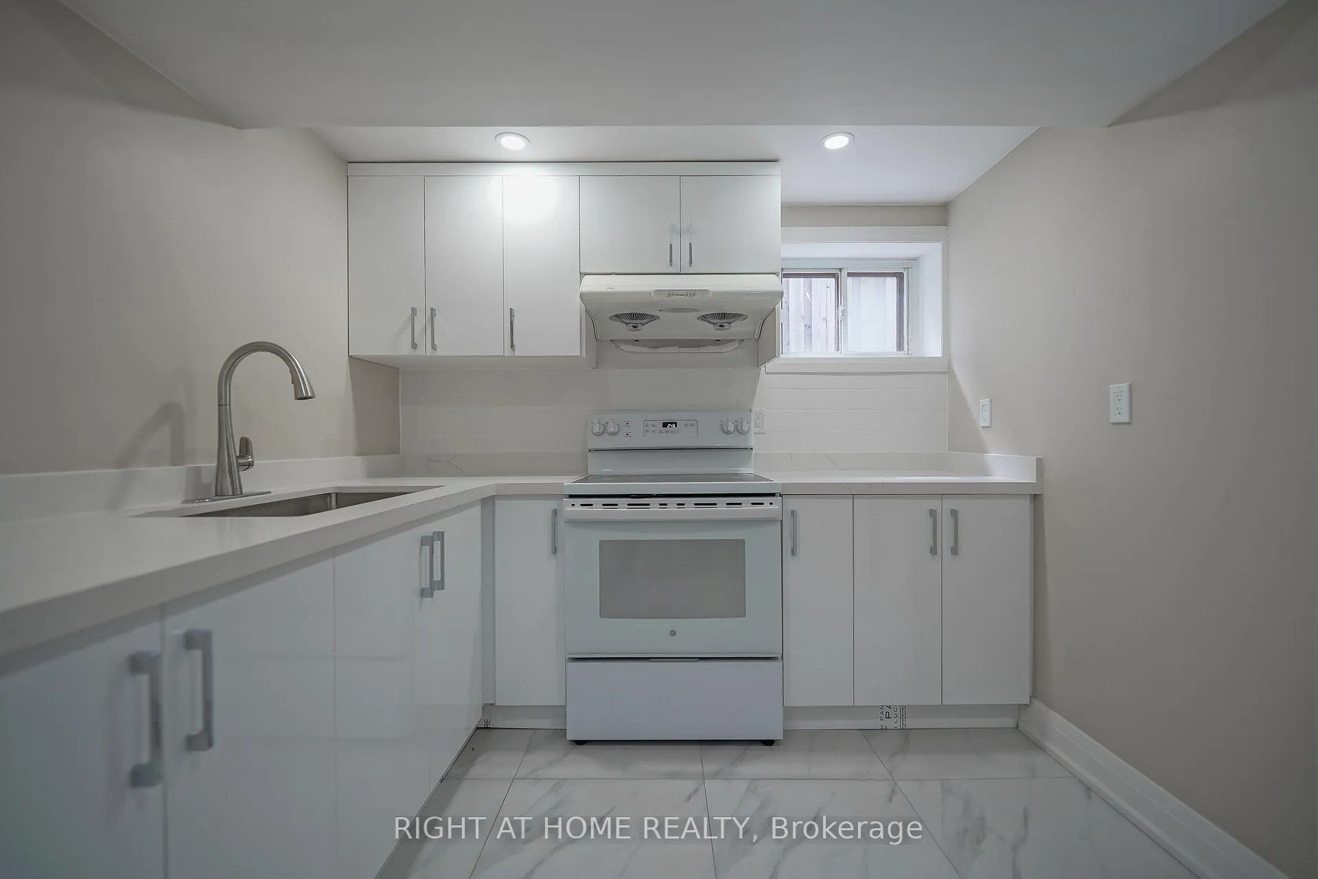 Photo 8 of Unit Unit B, 50 Coral Harbour Crescent, Markham, Thornhill — HOMEH