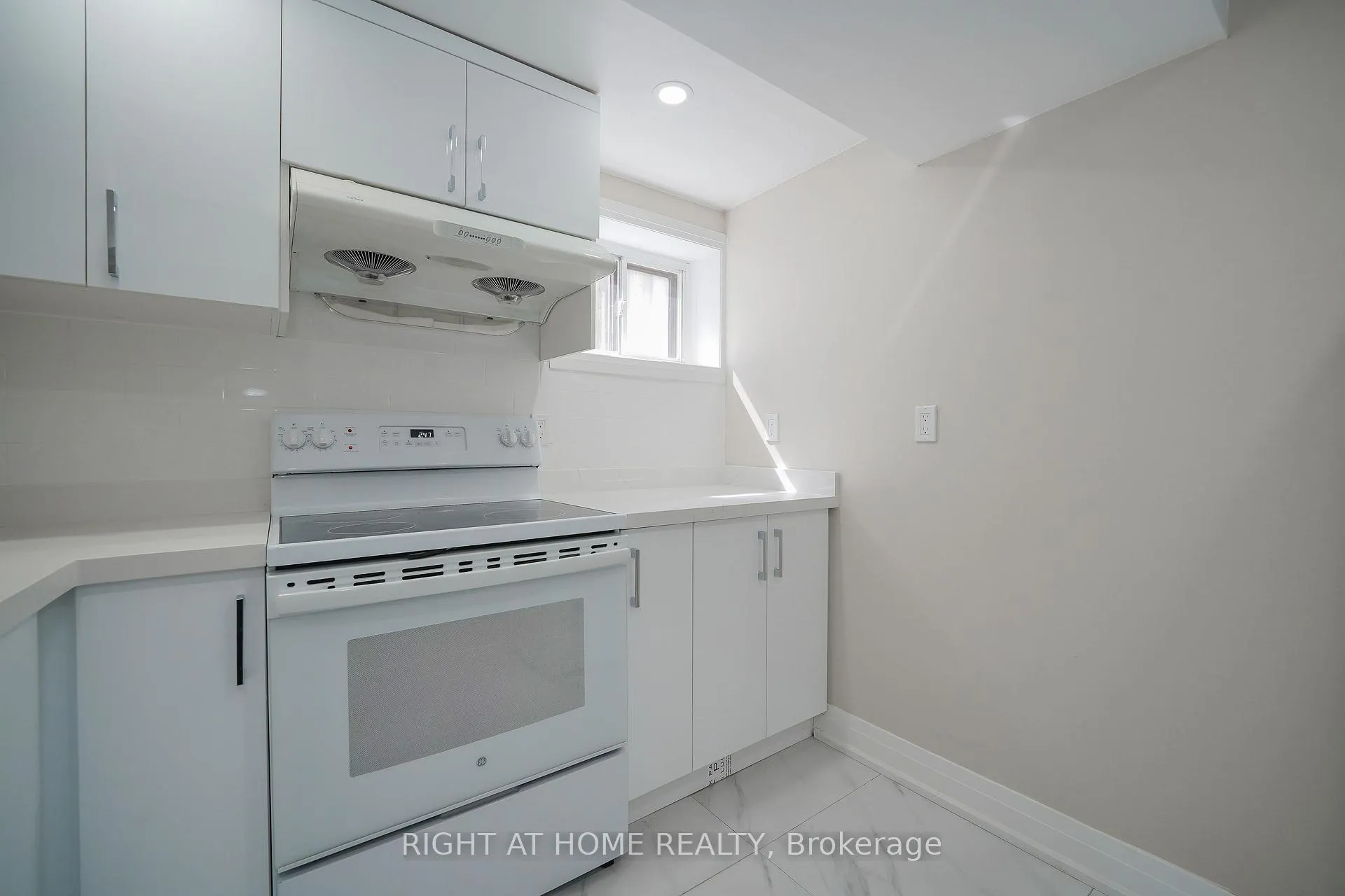 Photo 9 of Unit Unit B, 50 Coral Harbour Crescent, Markham, Thornhill — HOMEH