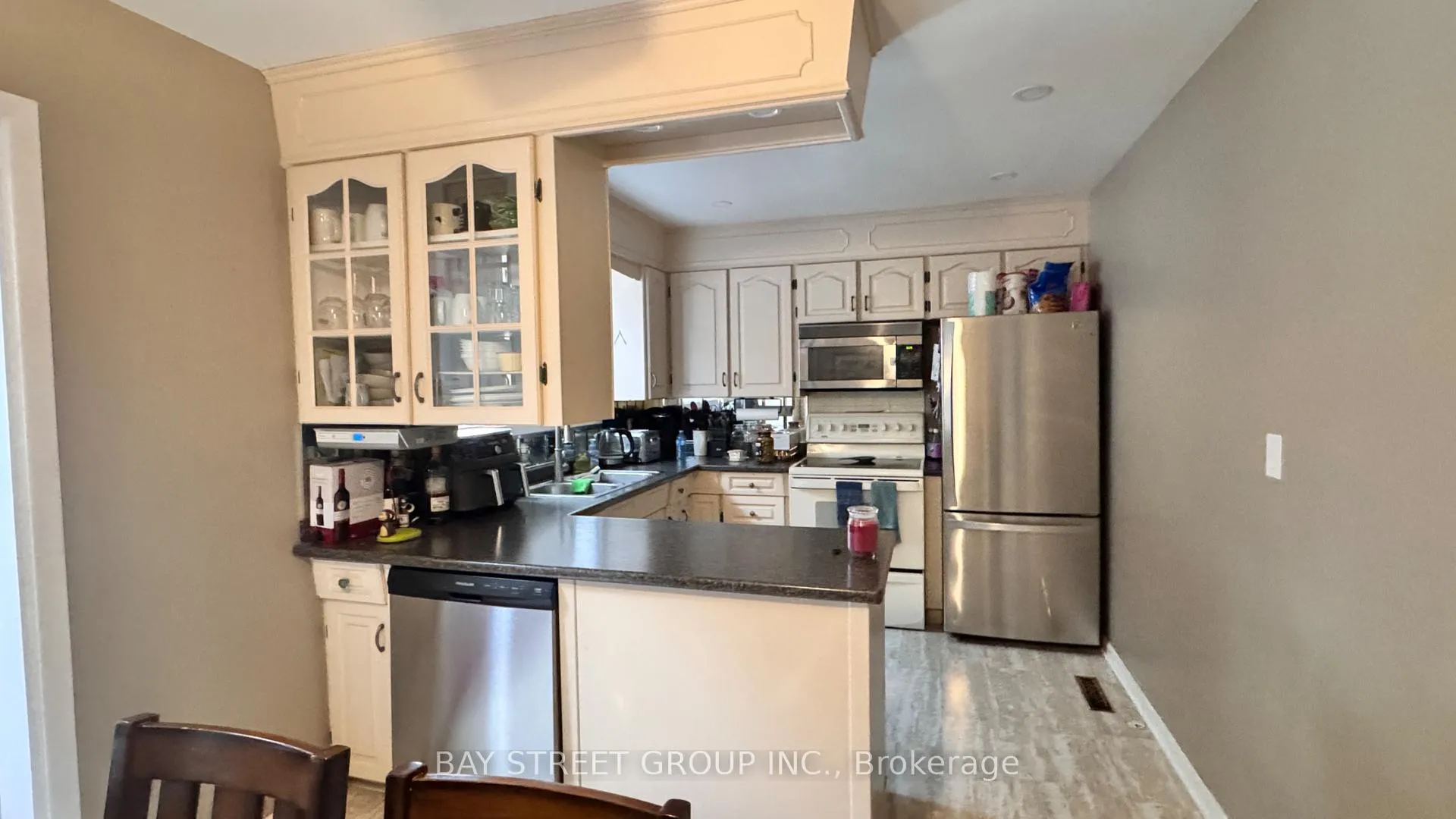 Photo 4 of 10 Rideau Crescent, St. Catharines, Vine/Linwell — HOMEH