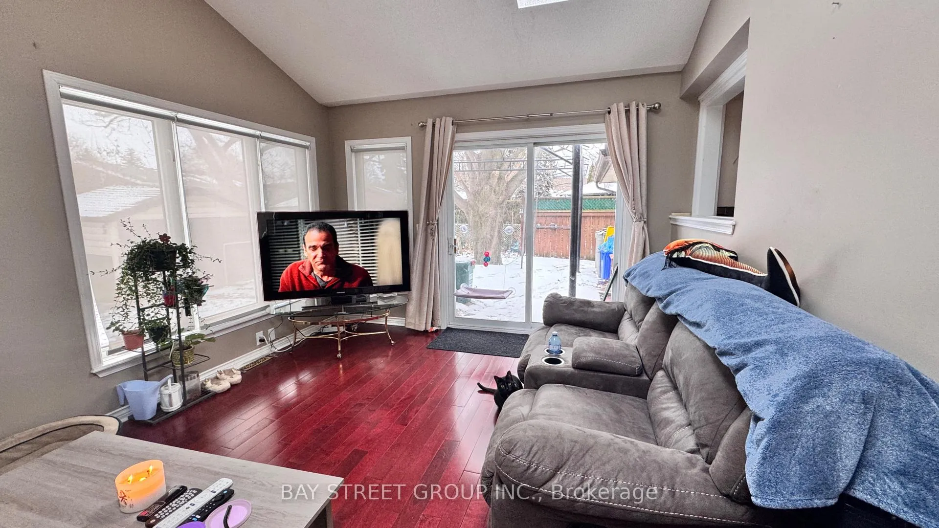 Photo 8 of 10 Rideau Crescent, St. Catharines, Vine/Linwell — HOMEH