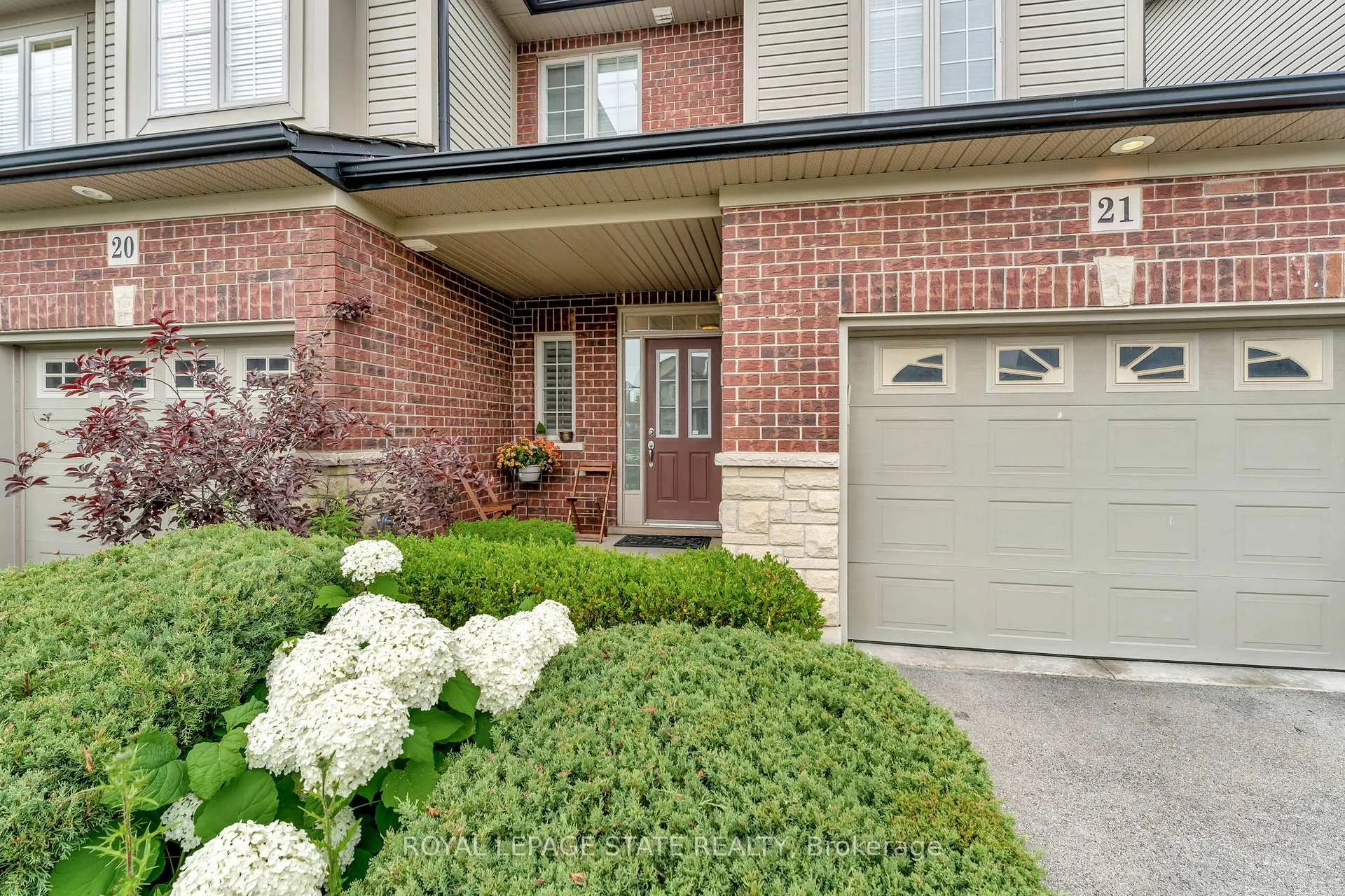 Photo 3 of Unit 21, 400 Stonehenge Drive, Hamilton, Ancaster — HOMEH