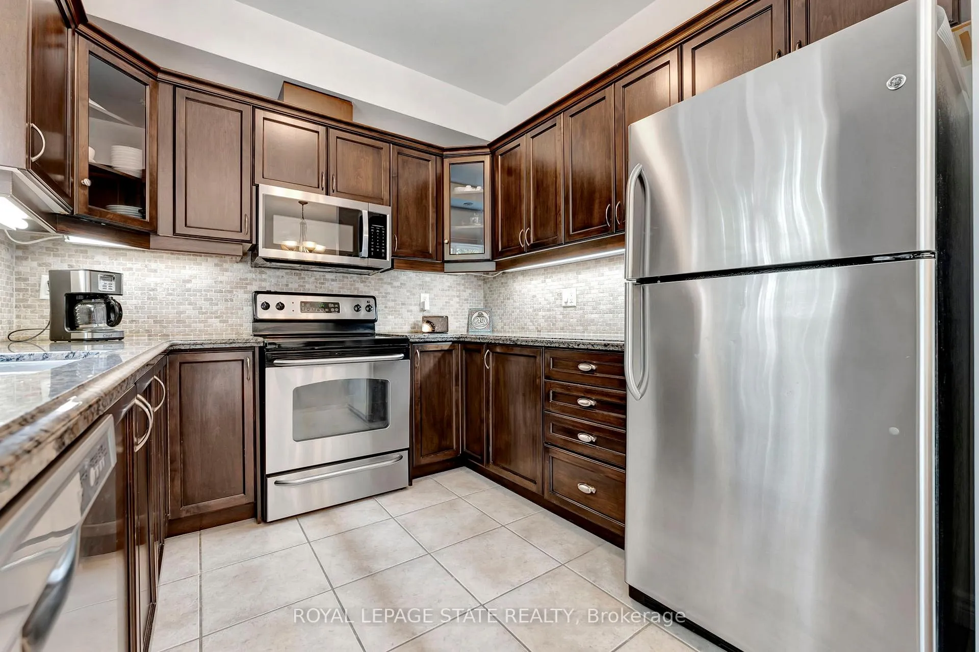 Photo 14 of Unit 21, 400 Stonehenge Drive, Hamilton, Ancaster — HOMEH