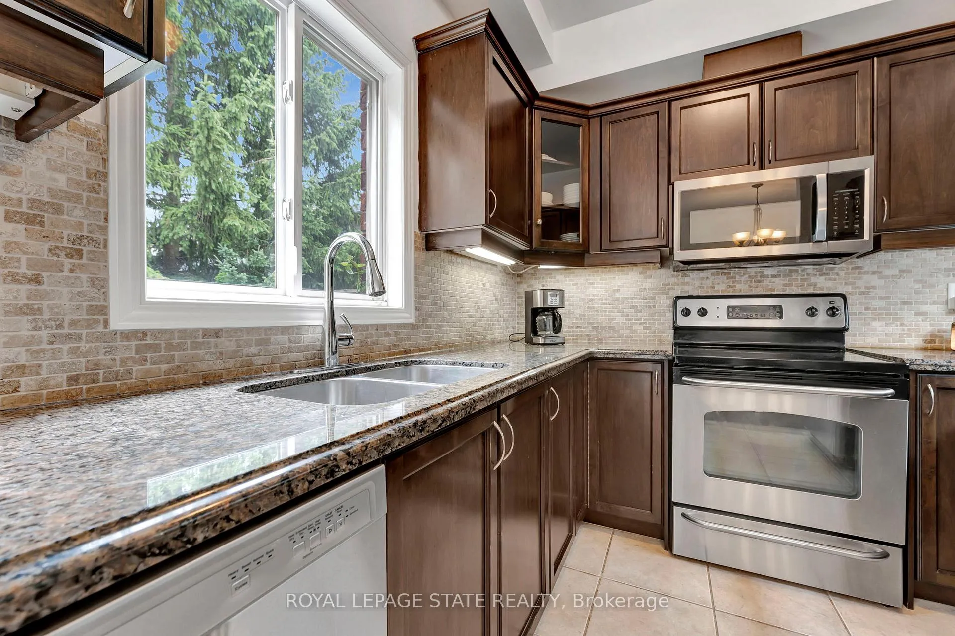 Photo 15 of Unit 21, 400 Stonehenge Drive, Hamilton, Ancaster — HOMEH
