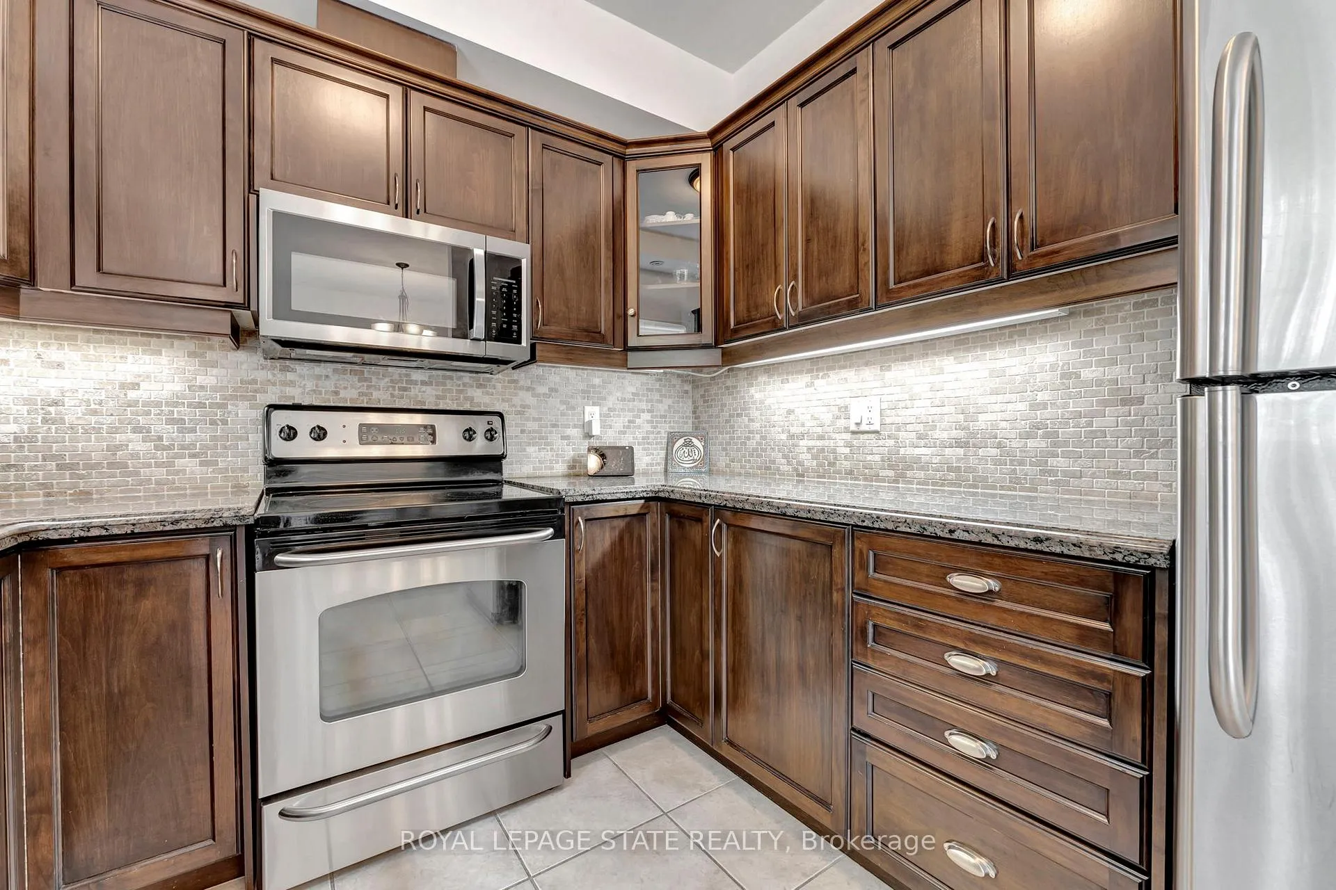 Photo 16 of Unit 21, 400 Stonehenge Drive, Hamilton, Ancaster — HOMEH