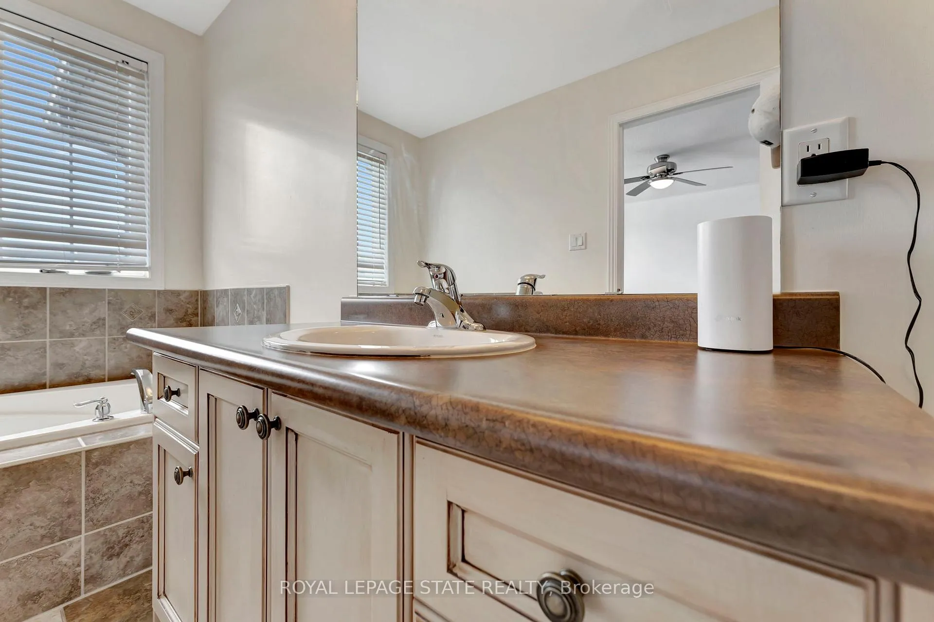 Photo 22 of Unit 21, 400 Stonehenge Drive, Hamilton, Ancaster — HOMEH
