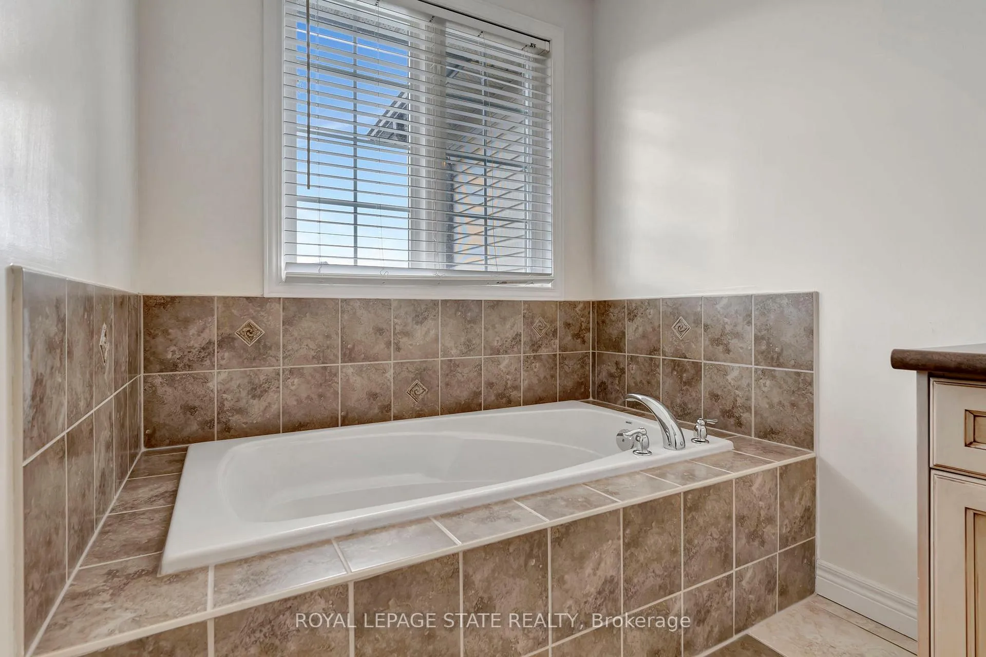 Photo 23 of Unit 21, 400 Stonehenge Drive, Hamilton, Ancaster — HOMEH