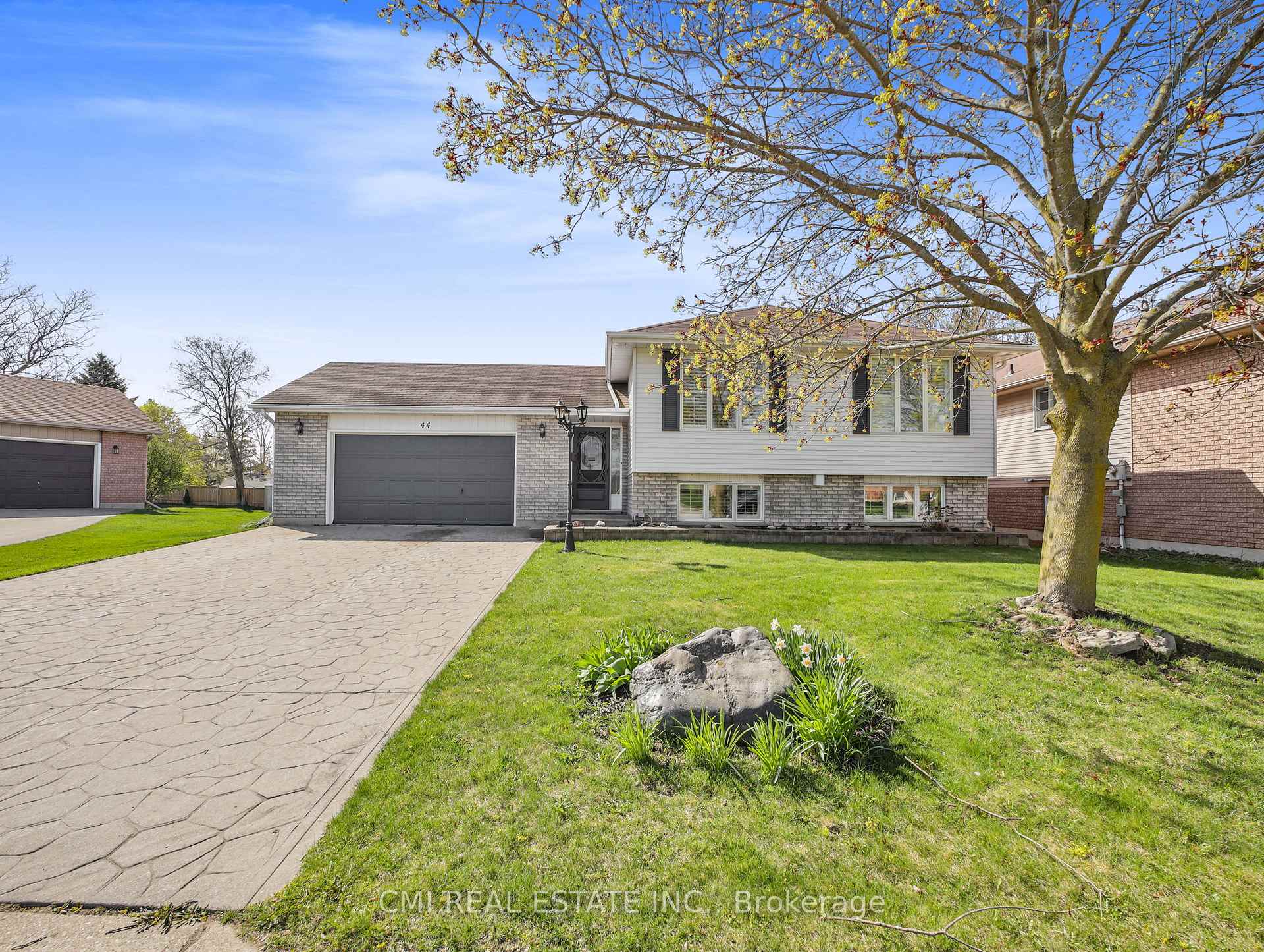 Photo 1 of 44 Windsor Drive, Brant, South Dumfries — HOMEH
