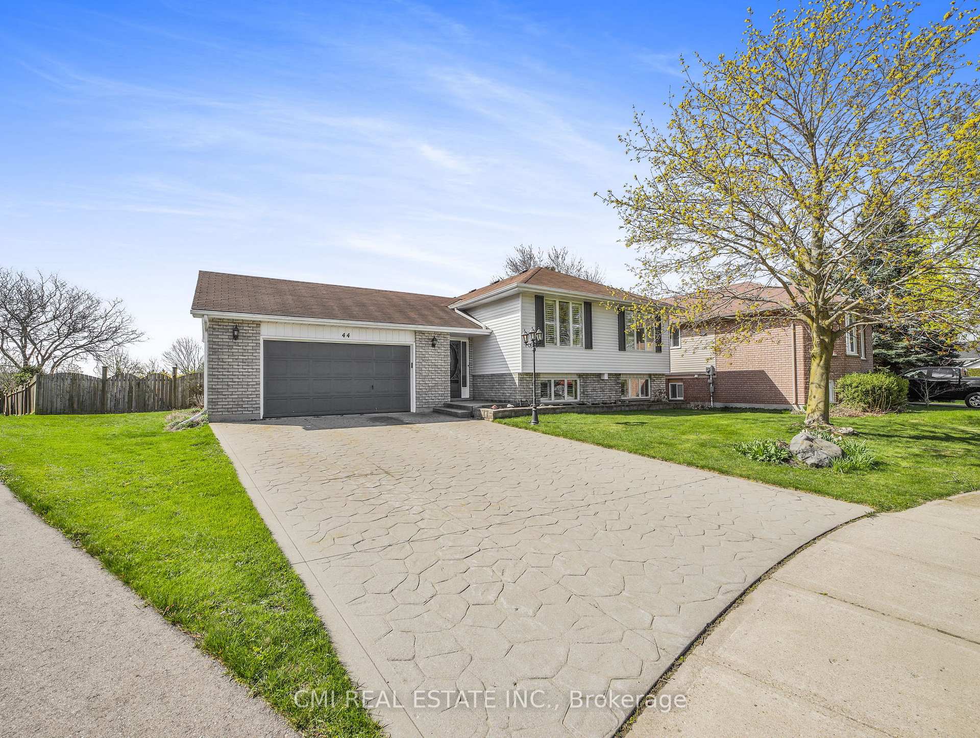 Photo 2 of 44 Windsor Drive, Brant, South Dumfries — HOMEH