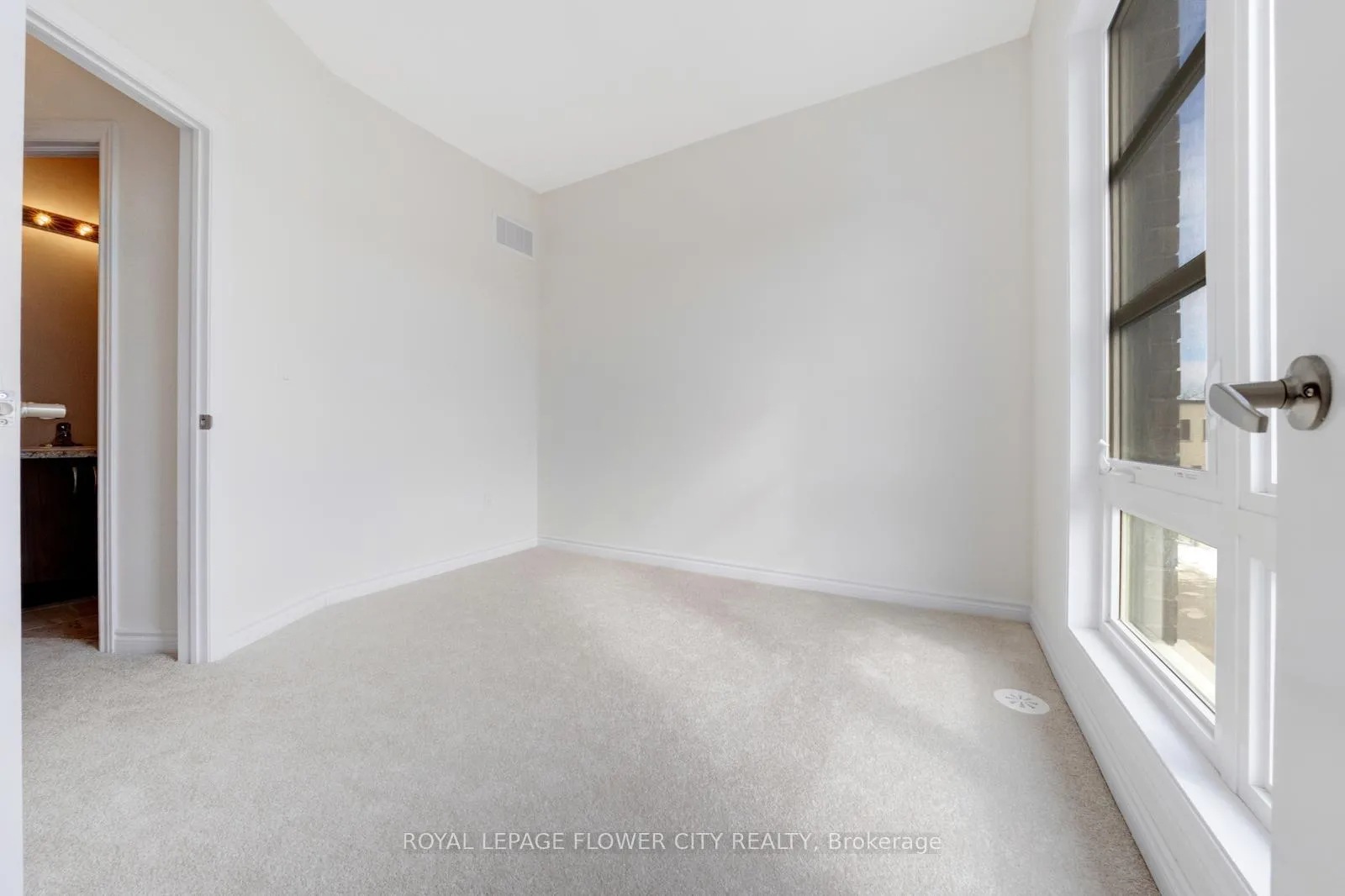 Photo 6 of 85 Paradox Street, Vaughan, Kleinburg — HOMEH