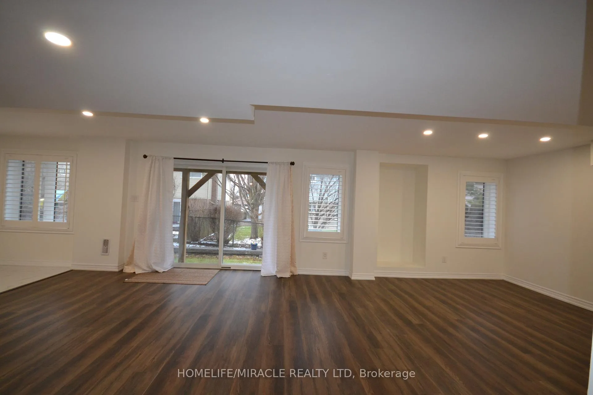 Photo 3 of 28 Sutcliffe Drive, Whitby, Rolling Acres — HOMEH