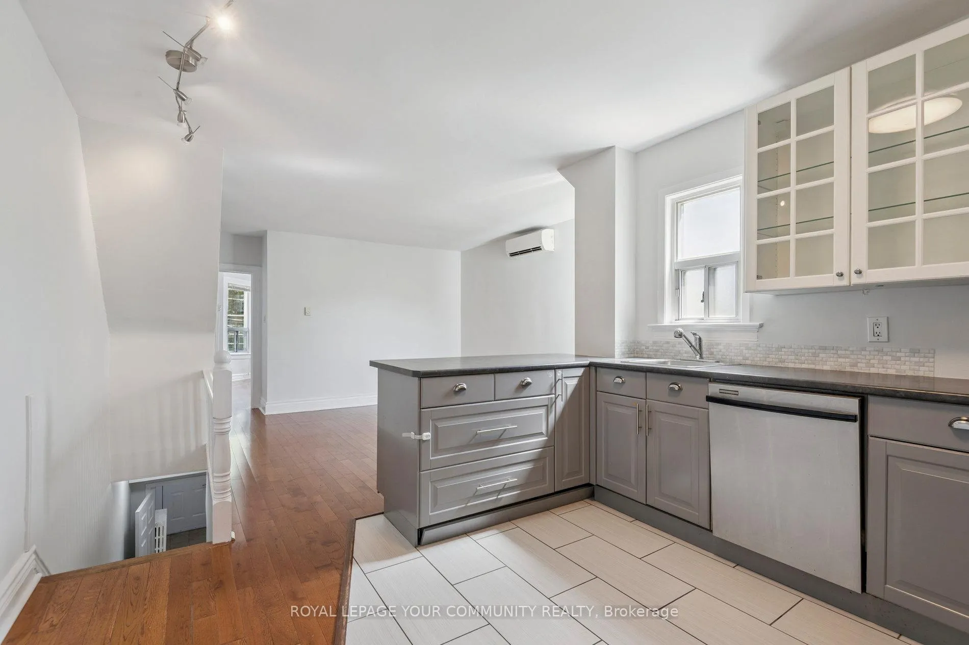 Photo 2 of Unit Unit 2, 10 Coxwell Avenue, Toronto, Greenwood-Coxwell — HOMEH