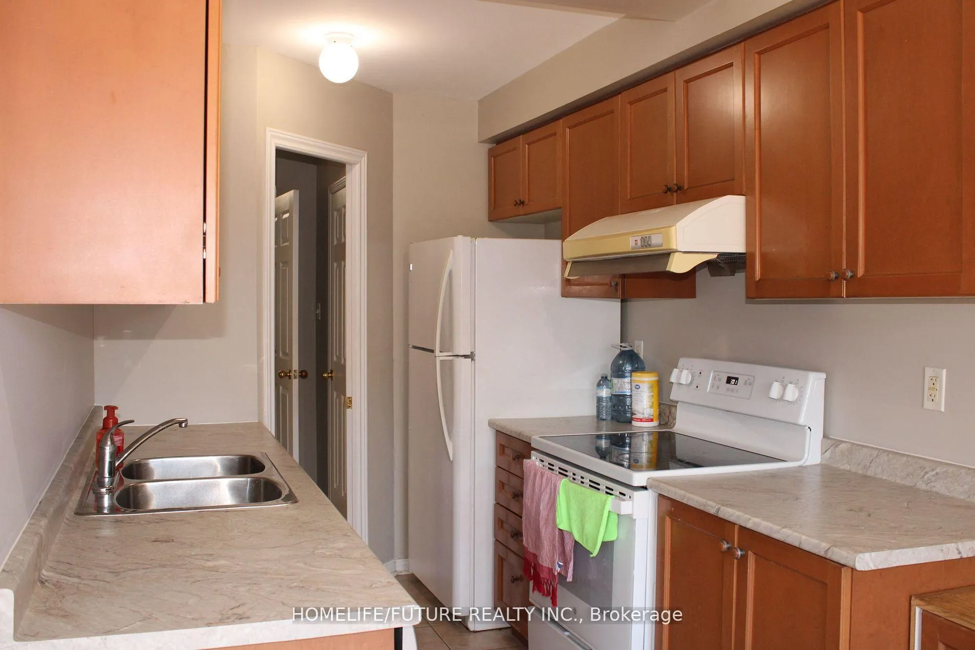 Photo 7 of 33 Tara Crescent, Markham, Cedarwood — HOMEH