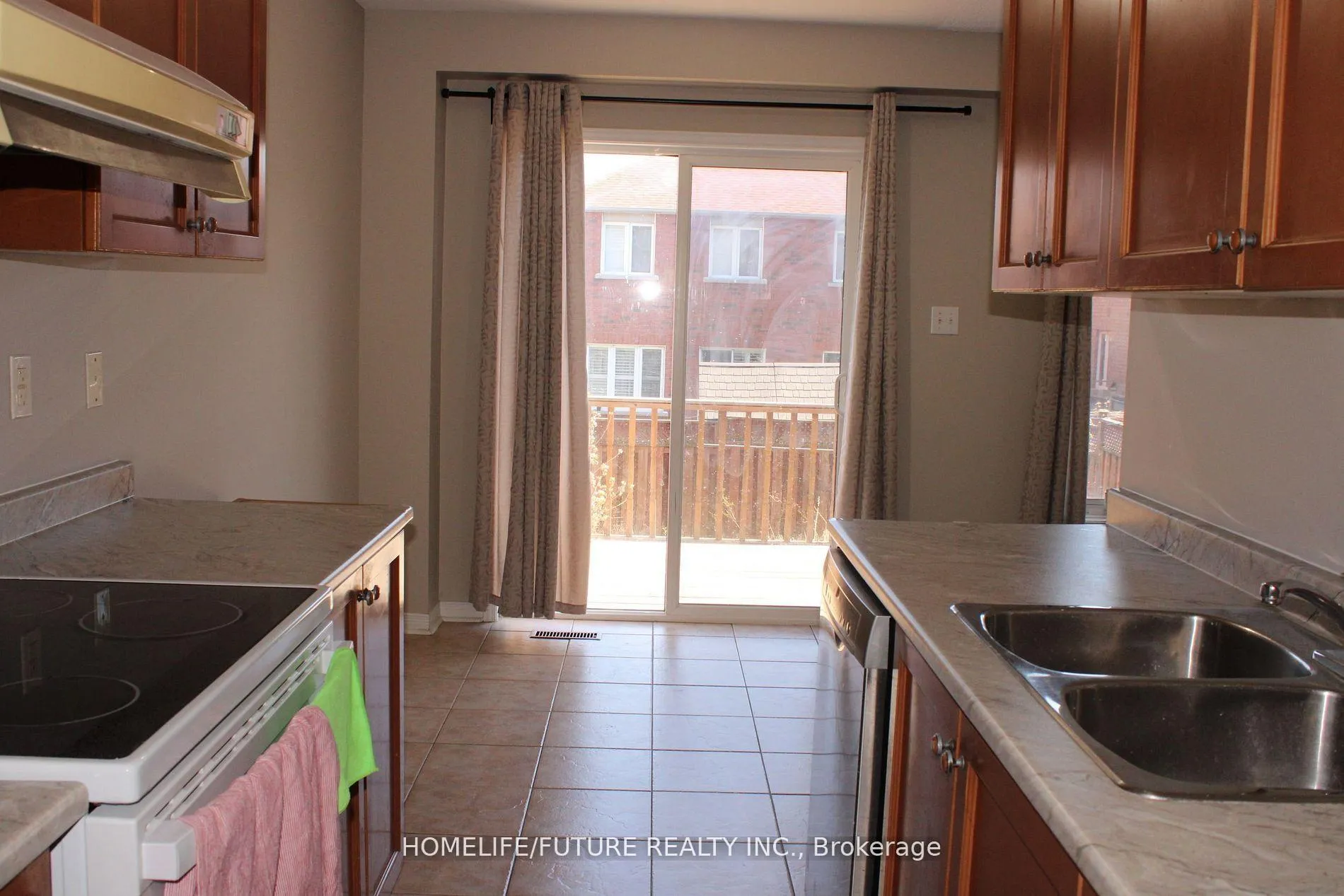 Photo 9 of 33 Tara Crescent, Markham, Cedarwood — HOMEH