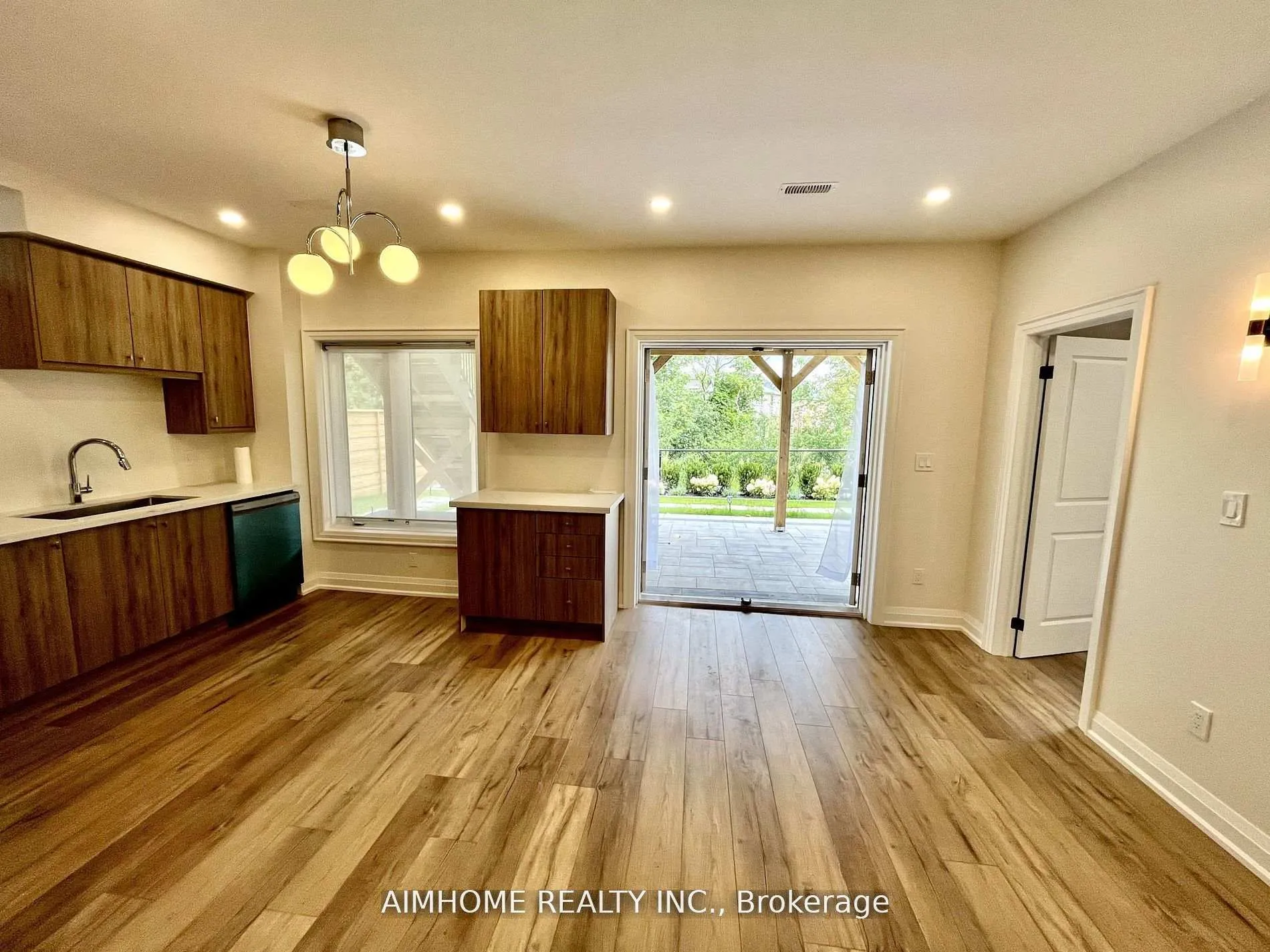 Photo 3 of Unit BSMT, 6 Pine Hill Crescent, Aurora, Aurora Estates — HOMEH