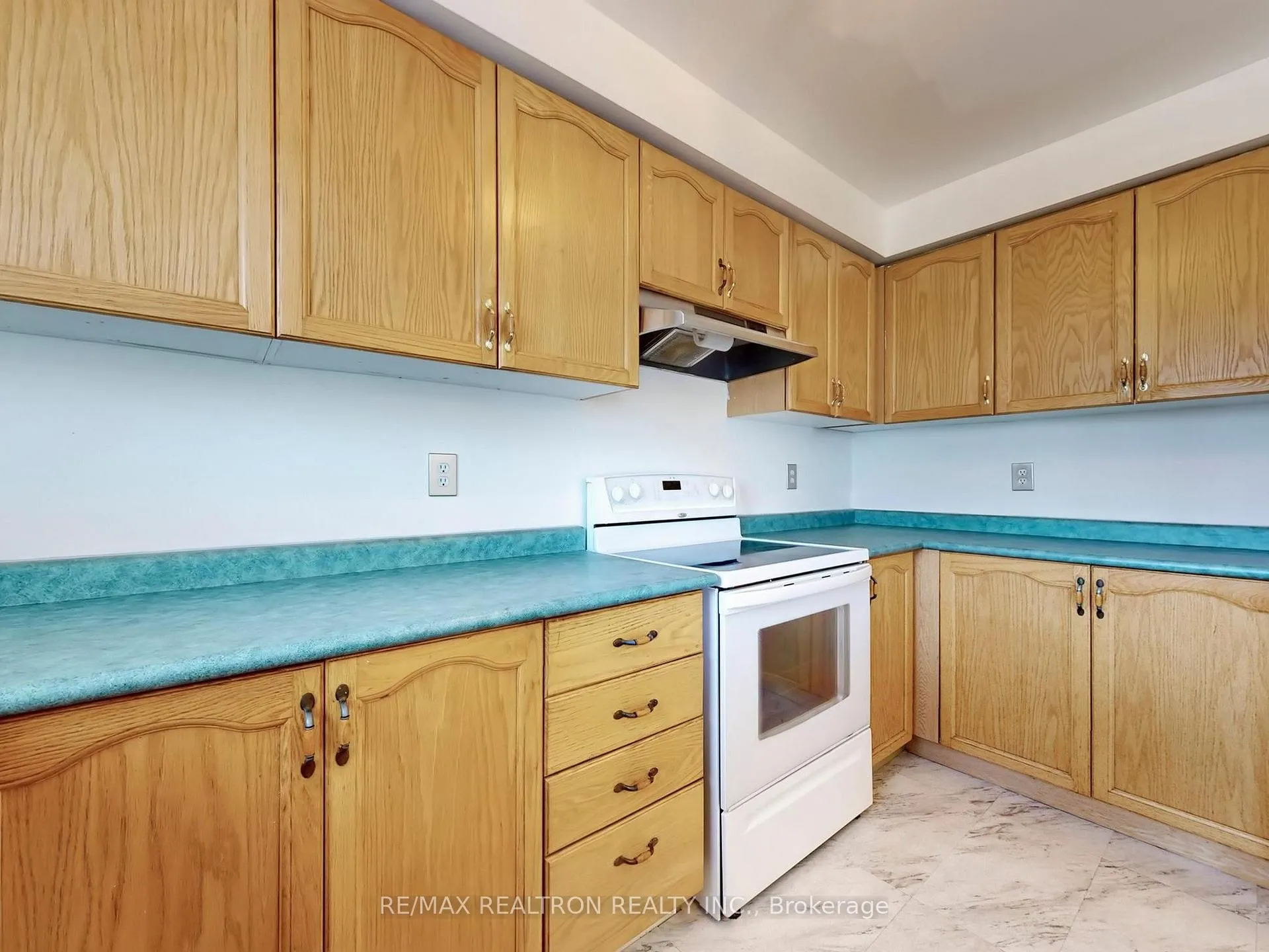 Photo 18 of 35 Basswood Drive, Barrie, Holly — HOMEH