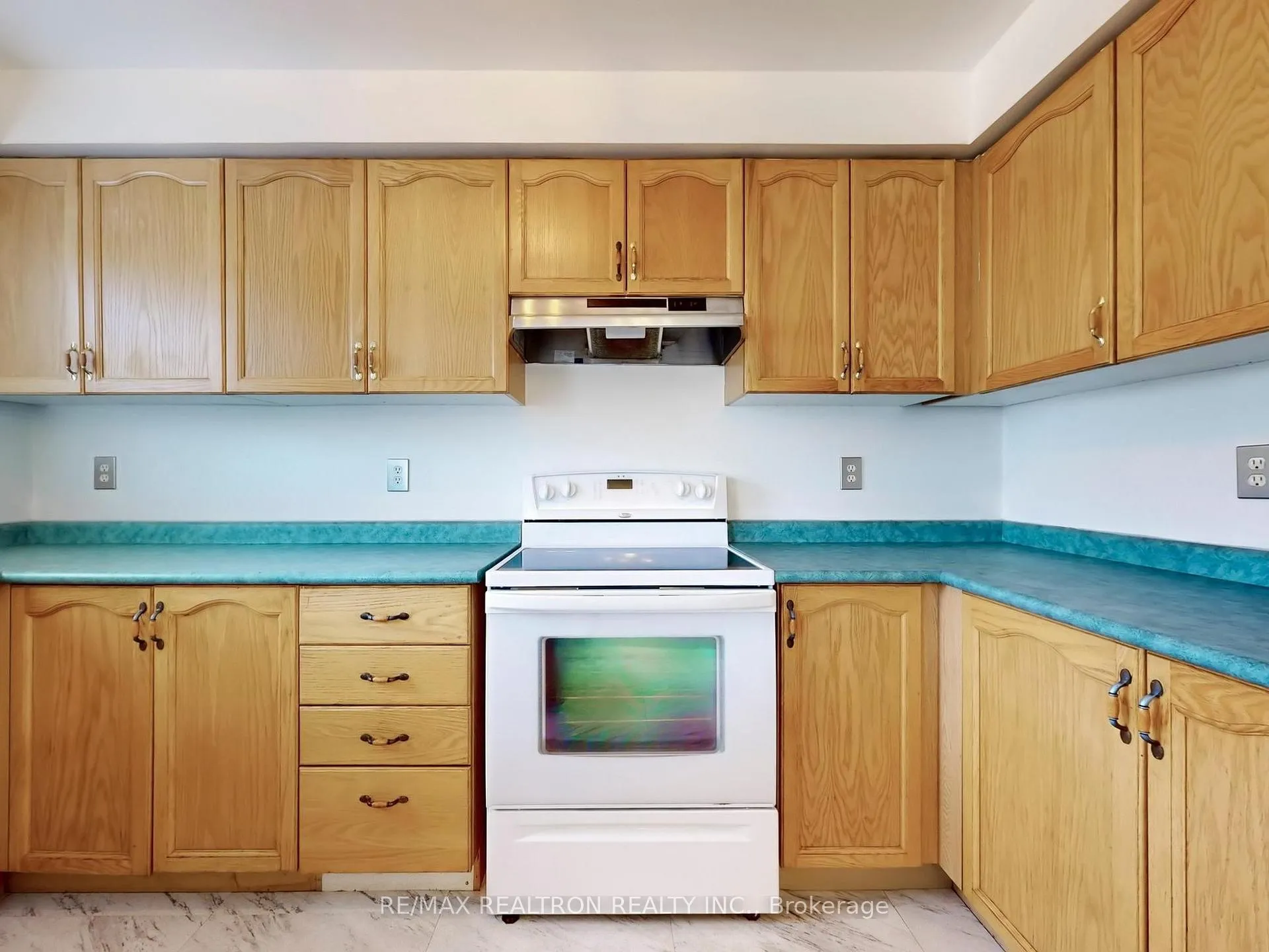 Photo 19 of 35 Basswood Drive, Barrie, Holly — HOMEH