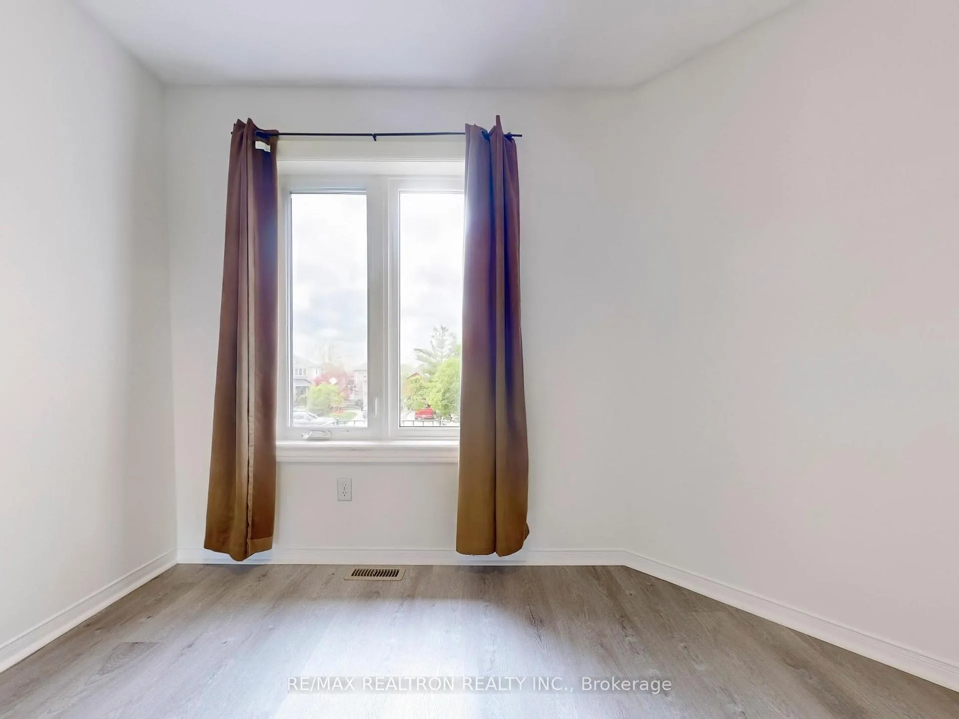 Photo 25 of 35 Basswood Drive, Barrie, Holly — HOMEH