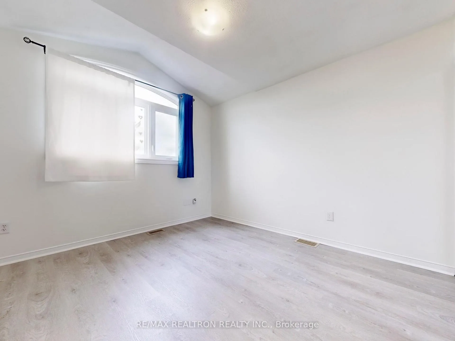 Photo 26 of 35 Basswood Drive, Barrie, Holly — HOMEH