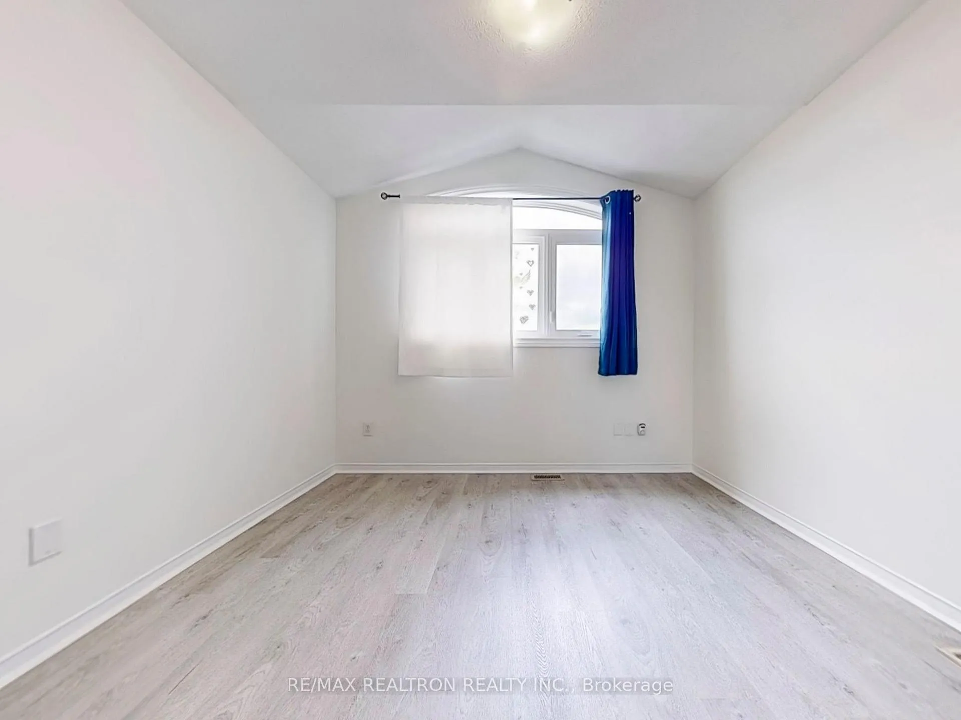 Photo 27 of 35 Basswood Drive, Barrie, Holly — HOMEH