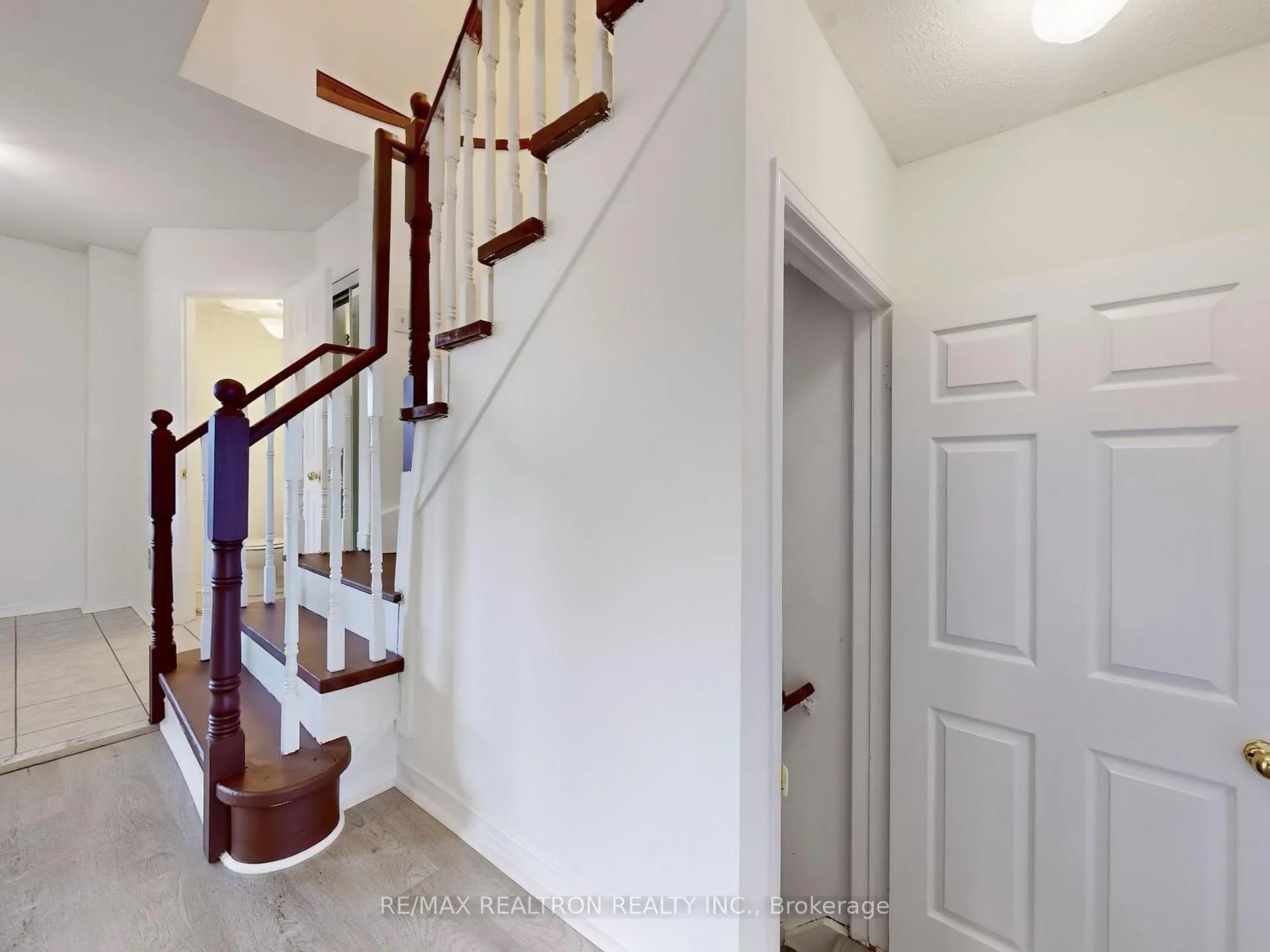 Photo 29 of 35 Basswood Drive, Barrie, Holly — HOMEH
