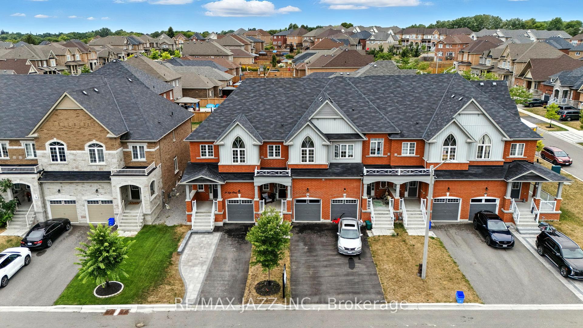 Photo 4 of 70 Lyle Drive, Clarington, Bowmanville — HOMEH