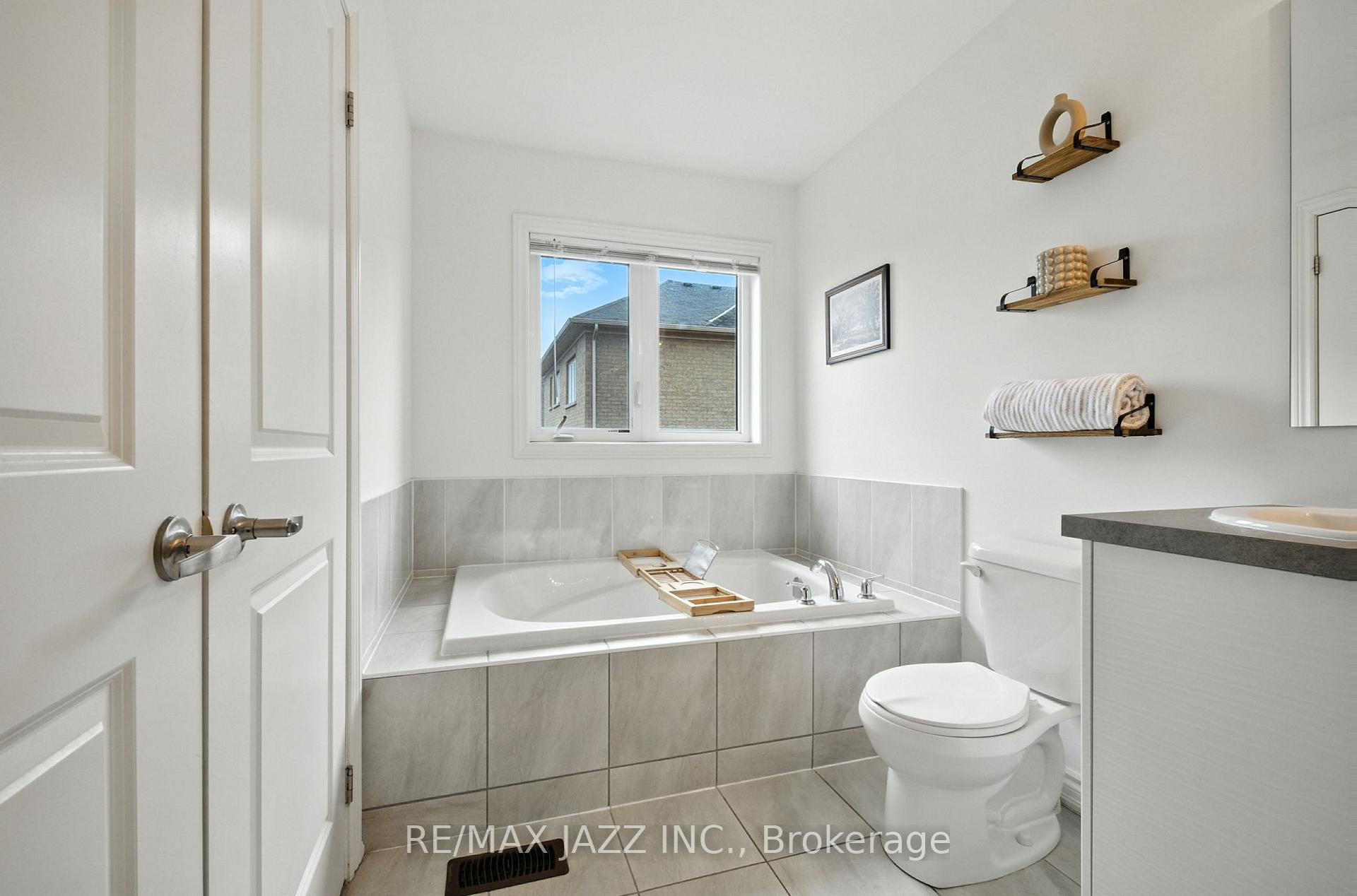 Photo 25 of 70 Lyle Drive, Clarington, Bowmanville — HOMEH