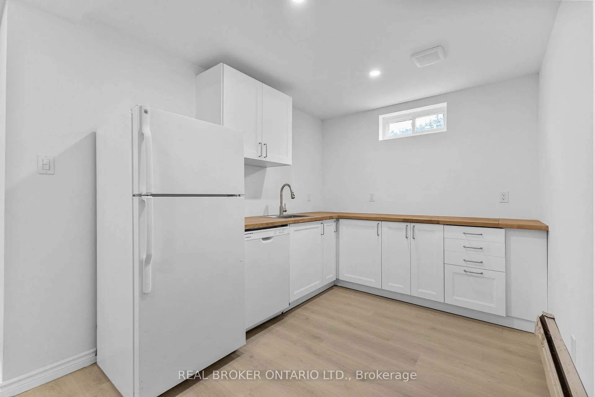 Photo 5 of Unit B, 320 Reynolds Drive, Ottawa, Bilberry Creek/Queenswood Heights — HOMEH