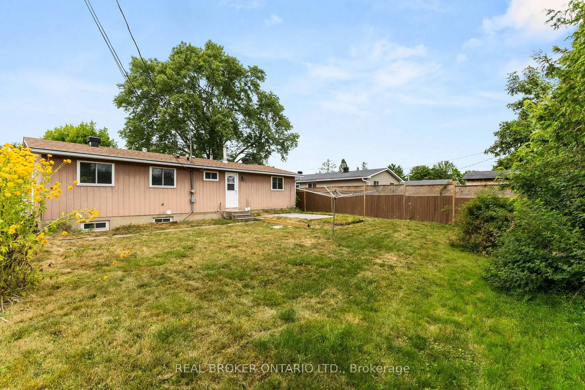 Photo 13 of Unit B, 320 Reynolds Drive, Ottawa, Bilberry Creek/Queenswood Heights — HOMEH