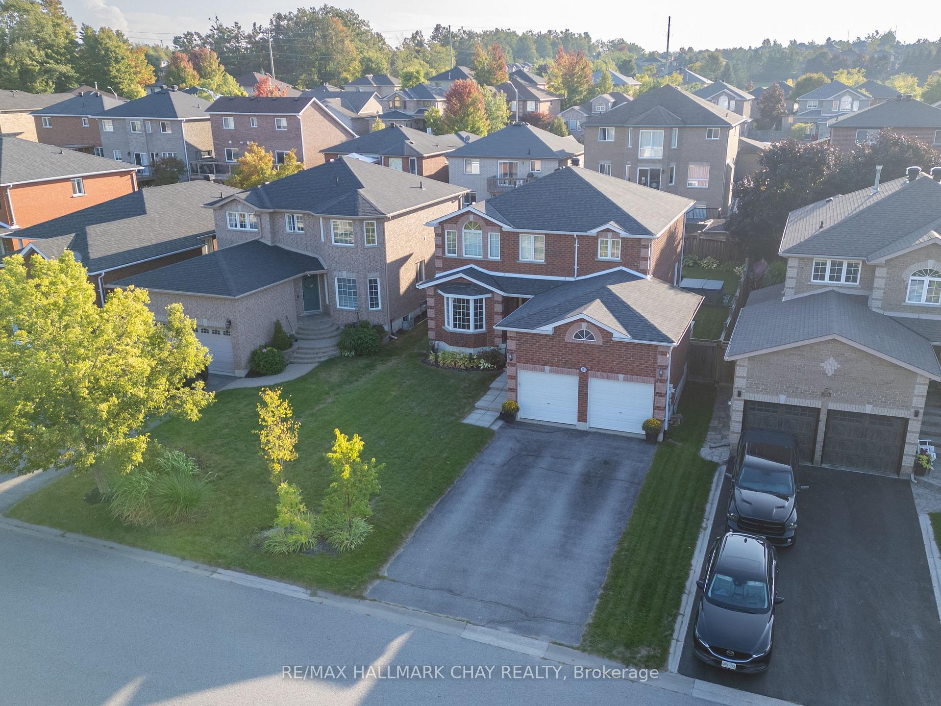 Photo 2 of 105 Crompton Drive, Barrie, Little Lake — HOMEH